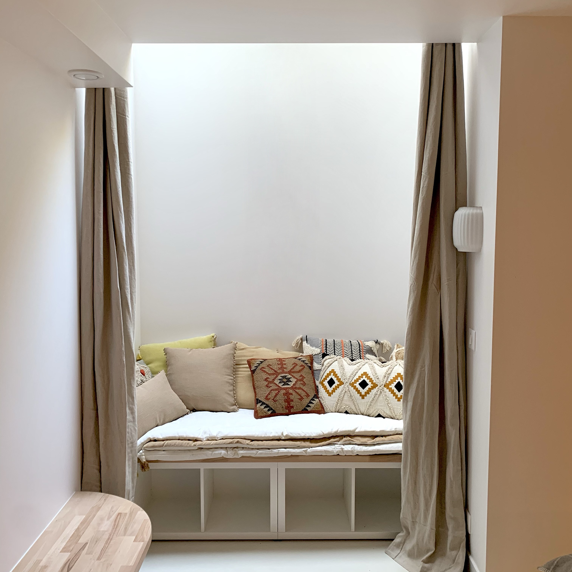 Coin lecture sous la fenêtre