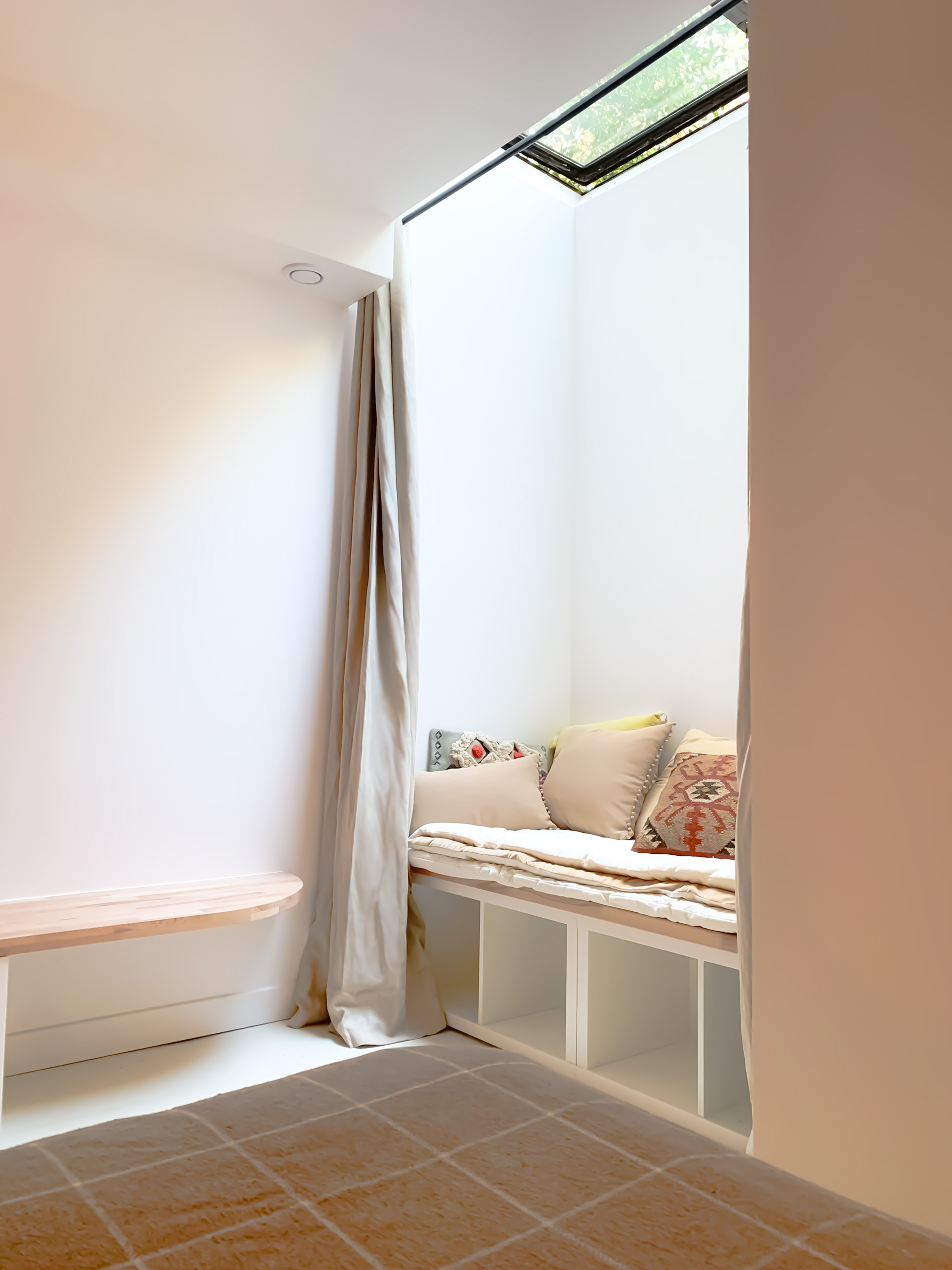 Coin lecture sous la fenêtre