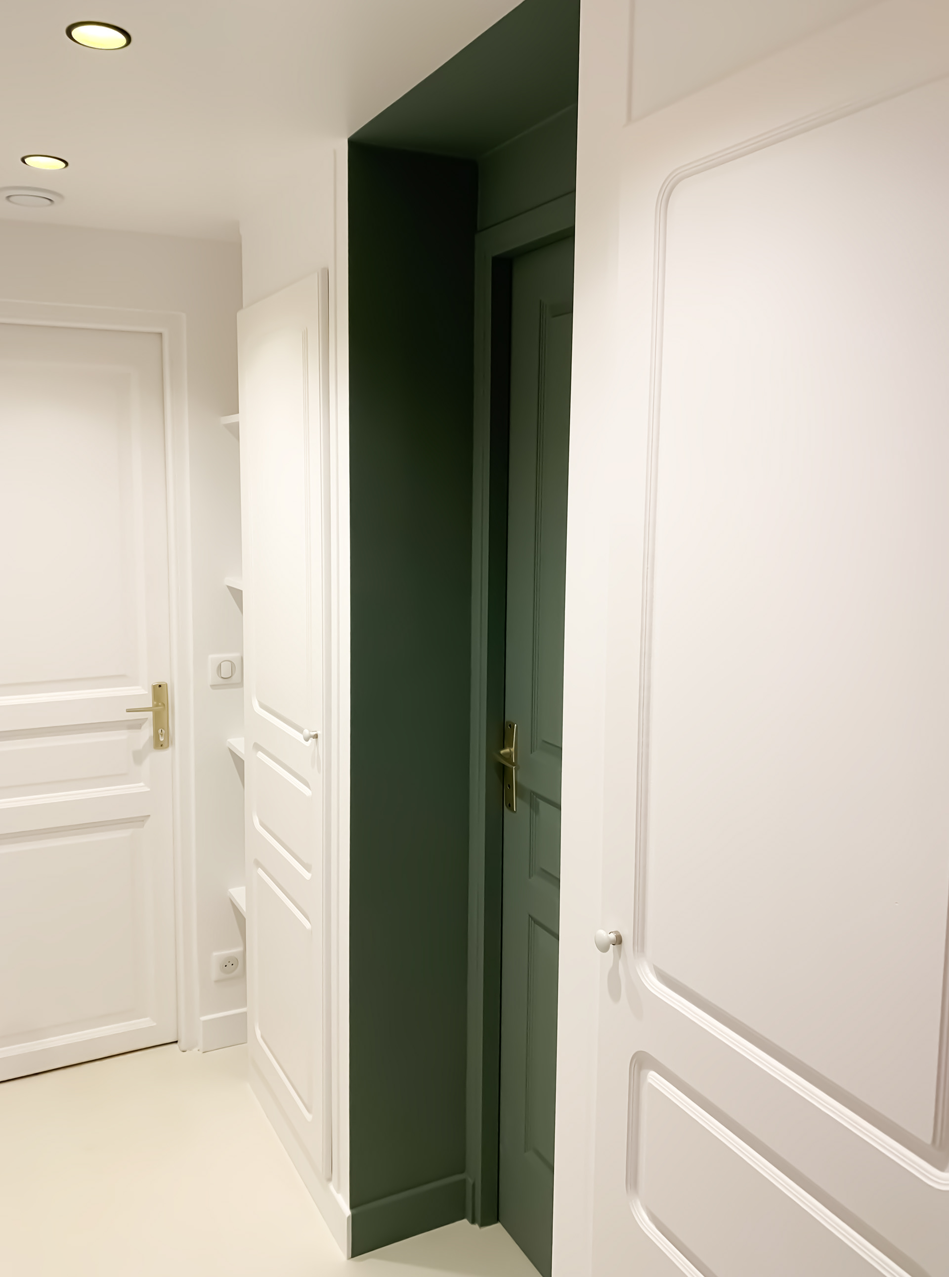 Entrée, rangements sur-mesure et accès SdB