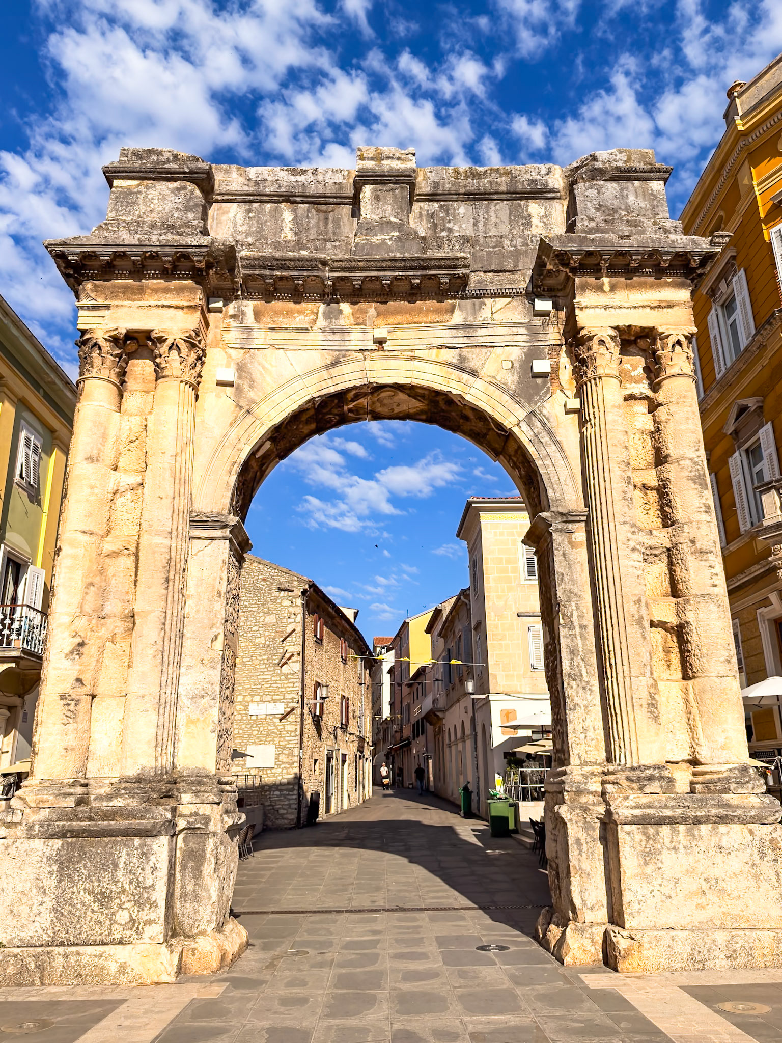Arch of the Sergii, 27 BC, Roman arch that was the old city gate.