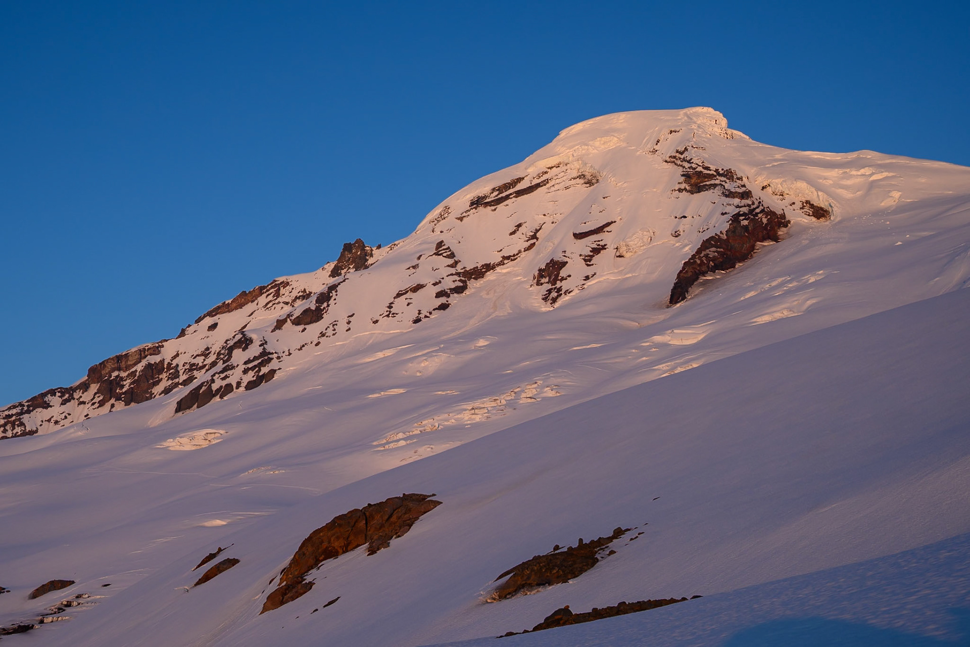 Alpen glow on Baker. North Ridge is the left skyline.