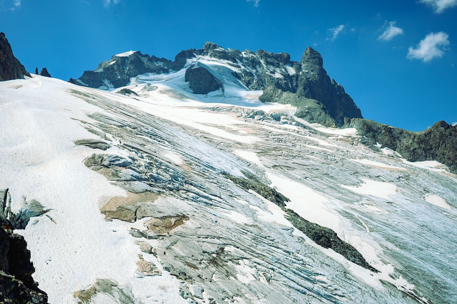 La Meije, about to travel the left flank of Glacier du Tabuchet