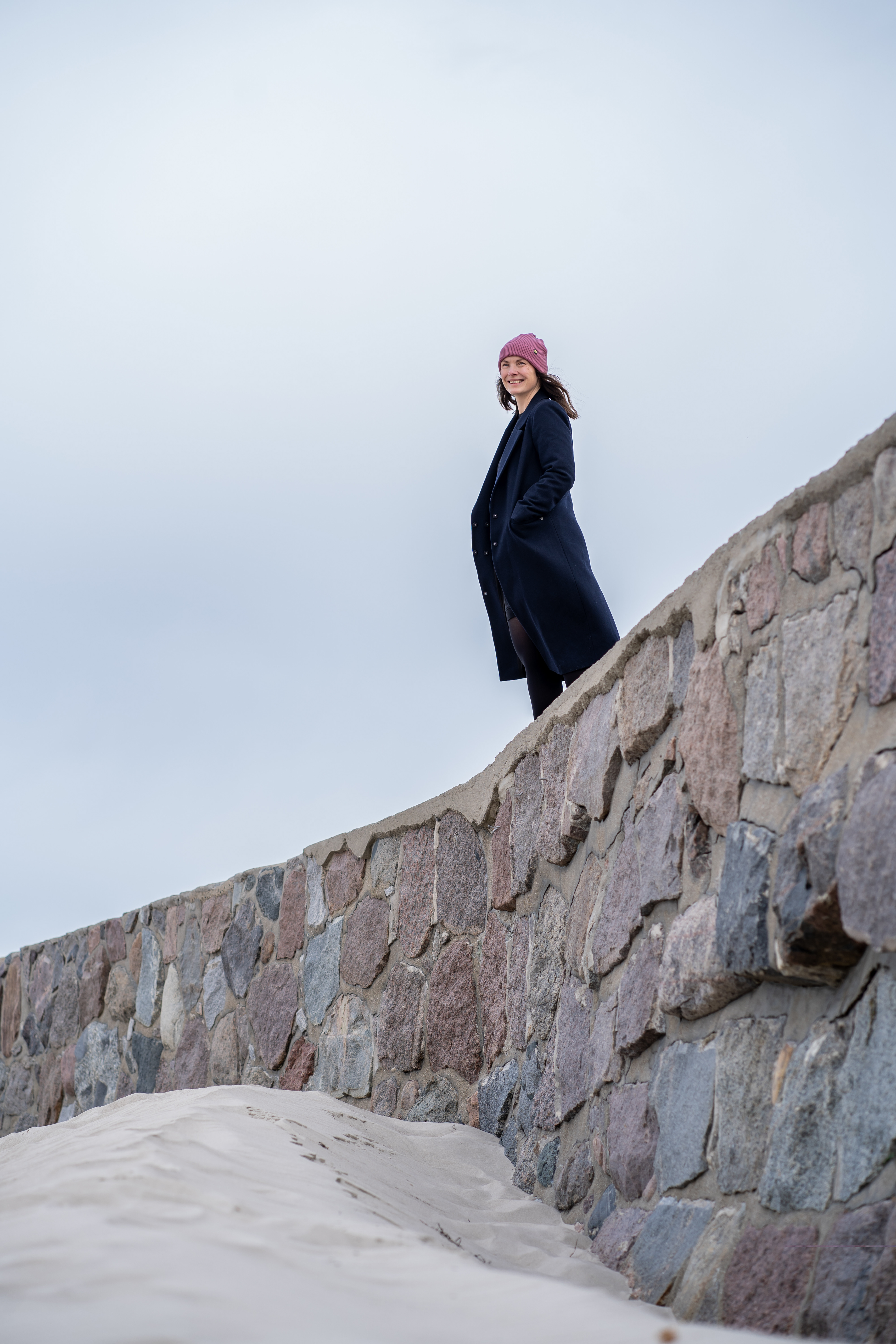 Fotografin steht auf der Mole in Warnemünde
