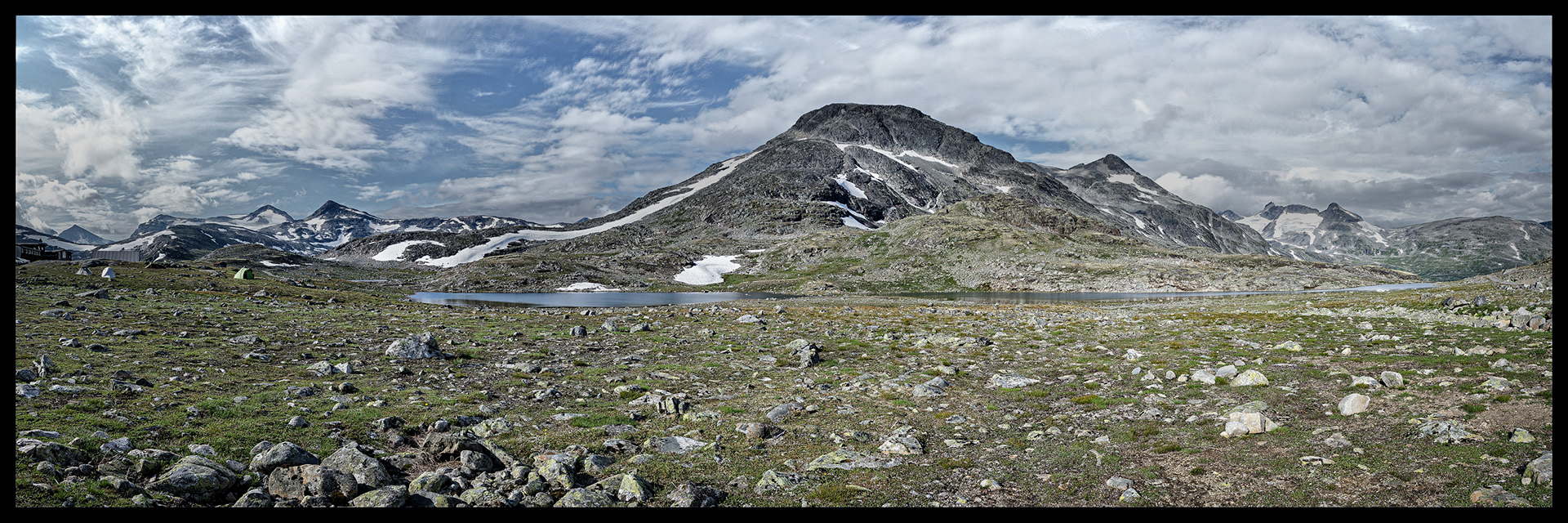 Norwegen - Jotunheimen ist das höchste Gebirge Norwegens und Skandinaviens. Der Name bedeutet übersetzt „Heim der Riesen“. Die Landschaft ist mit schroffen Gipfeln, Gletschern, Moränen und vielen Trogtälern stark eiszeitlich geprägt. Mit dem 2469 m hohen Galdhøpiggen und dem 2464 m (mit Gletscherhaube) bzw. 2452 m (ohne) hohen Glittertind liegen die beiden höchsten Gipfel Norwegens in diesem Gebirge.