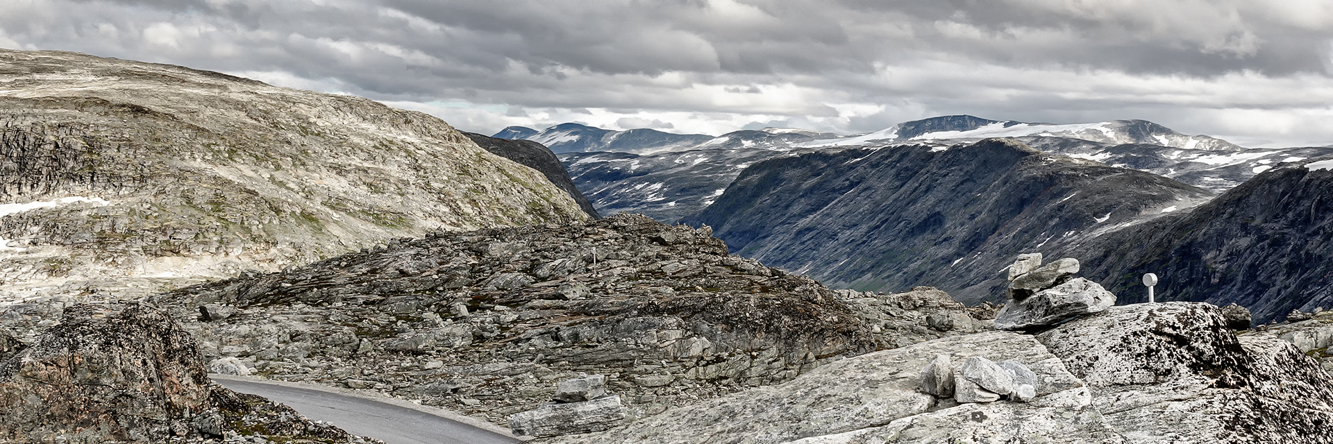 Norwegen - Der Geirangervegen (Geirangerstraße) ist d i e Gebirgsstraße in Norwegen. Sie führt direkt von Geiranger zum Trollstiegen. Sie windet sich dann über enge Serpentinen die Berghänge hinauf. Dabei passiert sie die historische Straßenschleife Knuten.