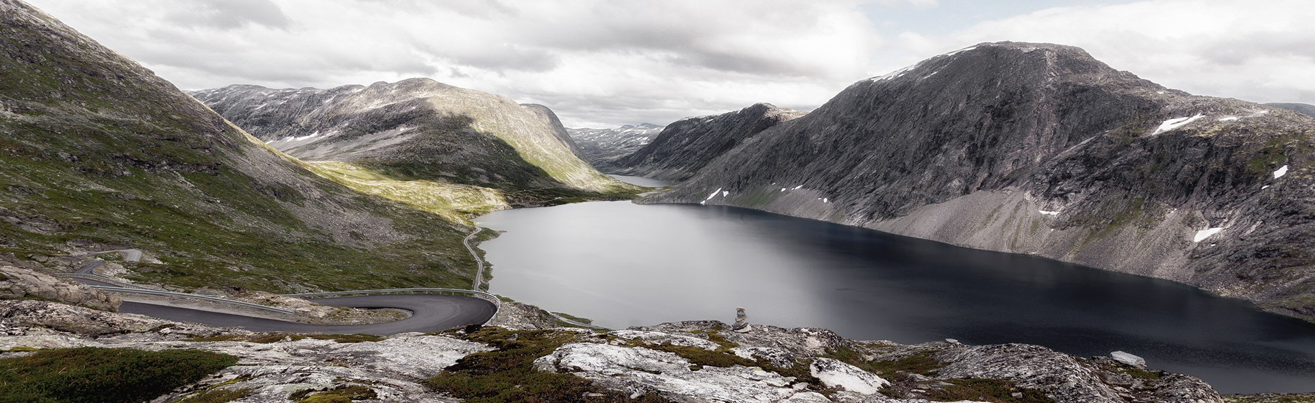 Norwegen - Der Geirangervegen (Geirangerstraße) ist d i e Gebirgsstraße in Norwegen. Sie führt direkt von Geiranger zum Trollstiegen. Sie windet sich dann über enge Serpentinen die Berghänge hinauf. Dabei passiert sie die historische Straßenschleife Knuten.
