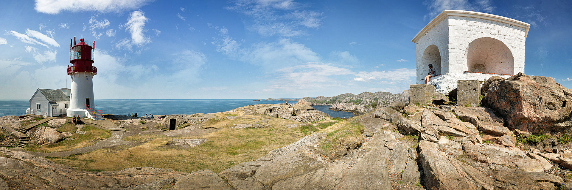 Norwegen - Das Lindesnes fyr ist Norwegens ältester und südlichster Leuchtturm auf dem Festland. Am 27. Februar 1655 wurde hier Norwegens erstes Leuchtfeuer angezündet. Das Fahrwasser um Lindesnes war dennoch gefürchtet, da dort Skagerrak und Nordsee aufeinandertreffen. Kräftige Winde und Strömungen haben dort viele Segelschiffe auf Grund gesetzt: die Strecke zwischen Lindesnes und Lista wird von Seefahrtshistorikern als ein „klassisches Schiffbruchgebiet“ bezeichnet. Der Leuchtturm in Lindesnes hatte eine feste Besatzung bis zum Jahre 2003. Im Jahre 1992 wurde eine eigene Stiftung ins Leben gerufen, um den Leuchtturm und das Leuchtfeuer für Besucher zu öffnen und zu erhalten.