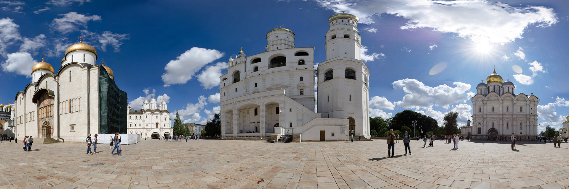 Im Kreml mit Blick auf die Erzengel-Michael-Kathedrale, den Glockenturm Iwan des Große und die Mariä-Entschlafens-Kathedrale (v.r.)