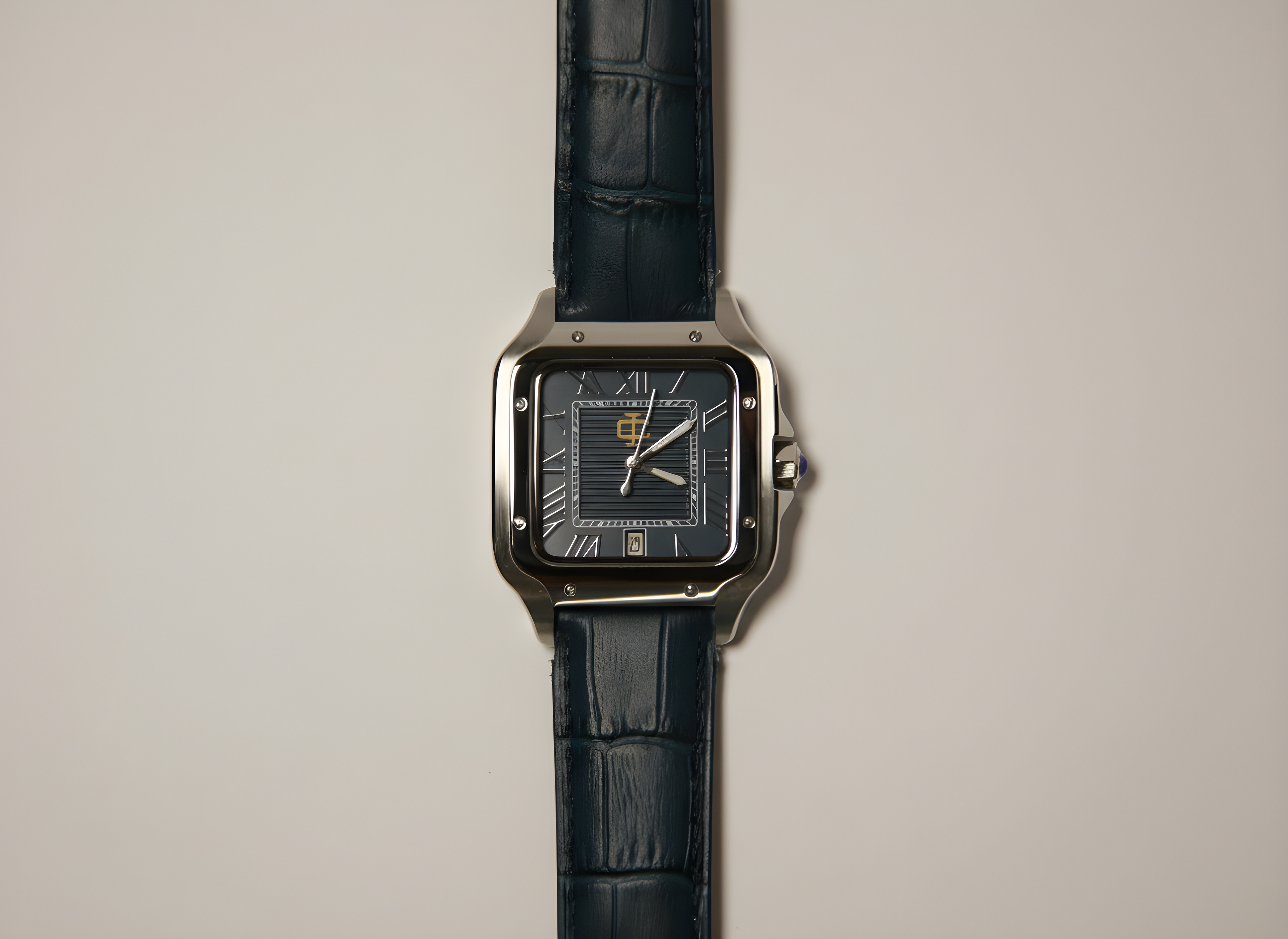 #001 Si ridefinisce l'eleganza maschile attraverso un design audace e una scelta cromatica profonda. Modello pensato per chi desidera un orologio di carattere, capace di distinguersi con discrezione e classe.