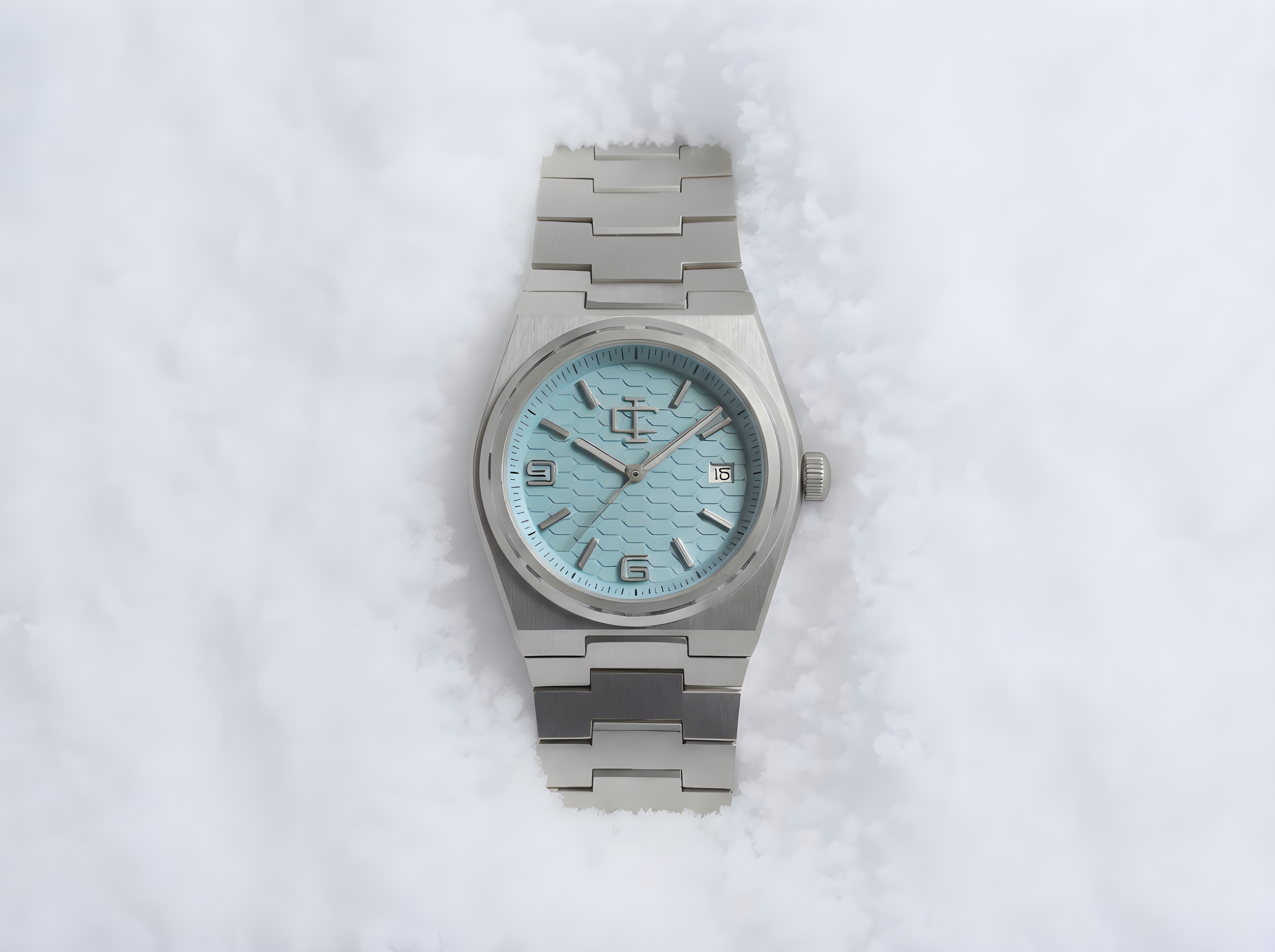  #023   Una combinazione che unisce la solidità di una cassa in acciaio satinato con la freschezza di un quadrante azzurro ghiaccio a trama esagonale. Il design integrato tra cassa e bracciale crea una linea continua e moderna, perfetta per chi cerca un orologio sportivo-elegante con una forte identità cromatica.