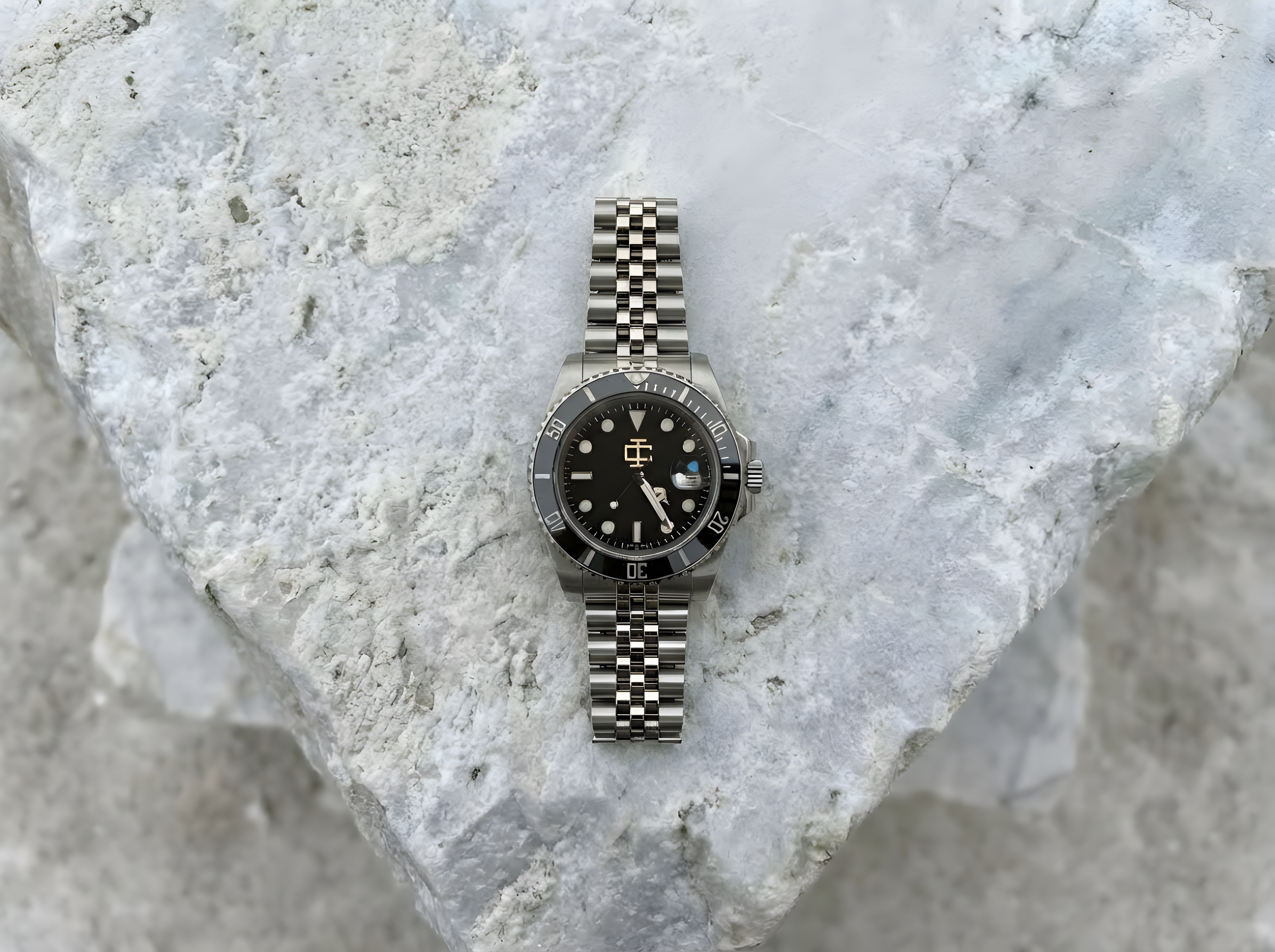 #011  Un classico intramontabile che unisce robustezza estrema e un design iconico, pensato per chi non accetta compromessi tra stile e funzionalità. Questo modello della linea Diver incarna l'essenza dell'orologeria tecnica professionale.