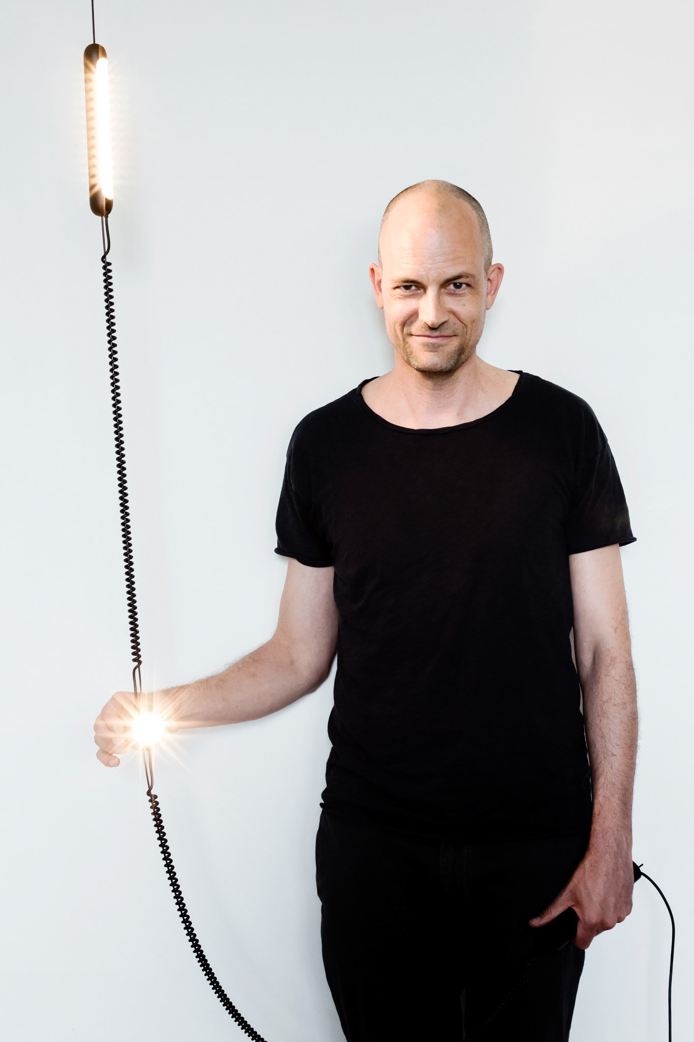 Designer Stephan Hürlemann mit seiner Leuchte "Hello" für Belux, Gianoli PR