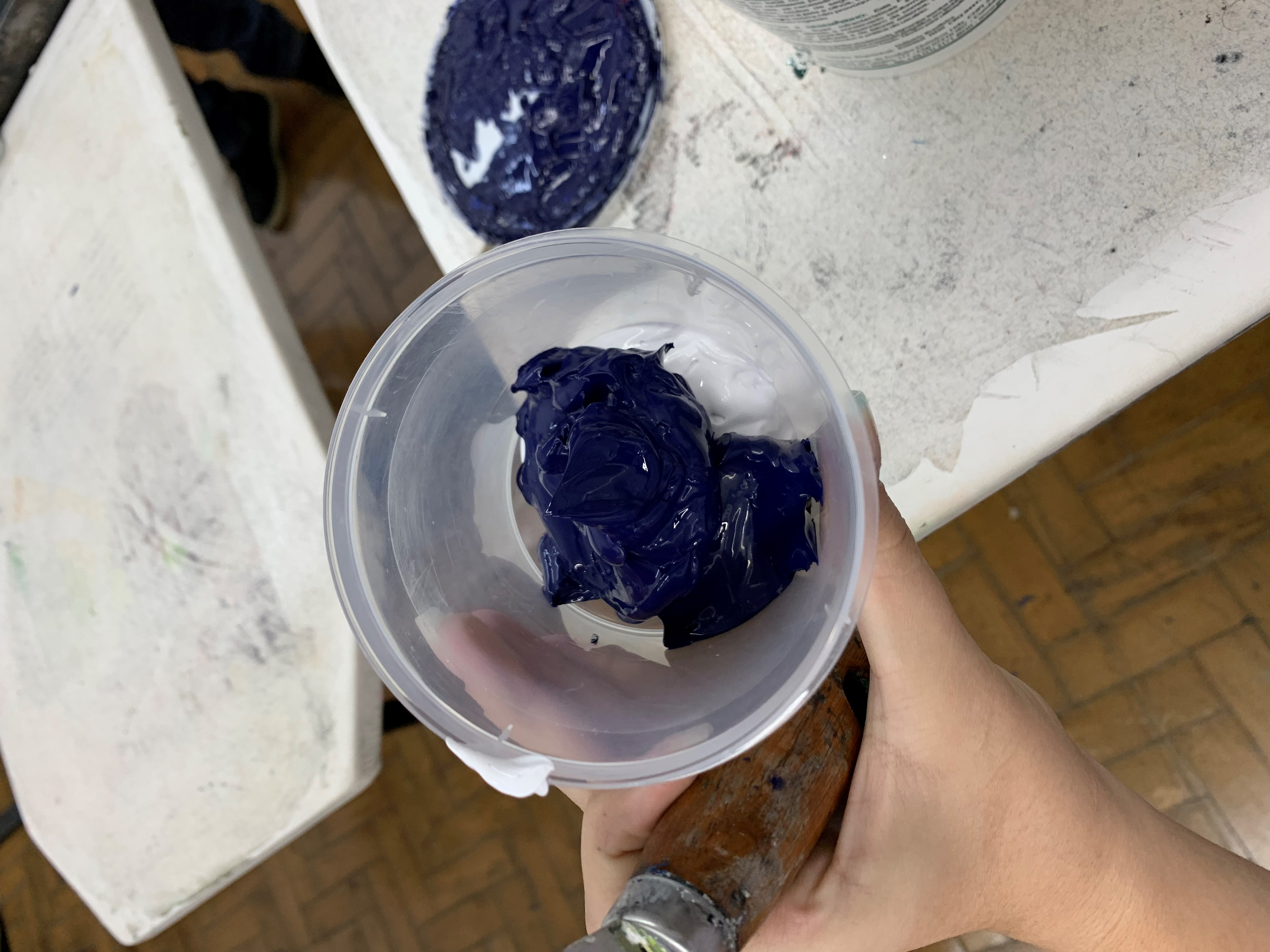 misturas das tintas nas cores branca e azul