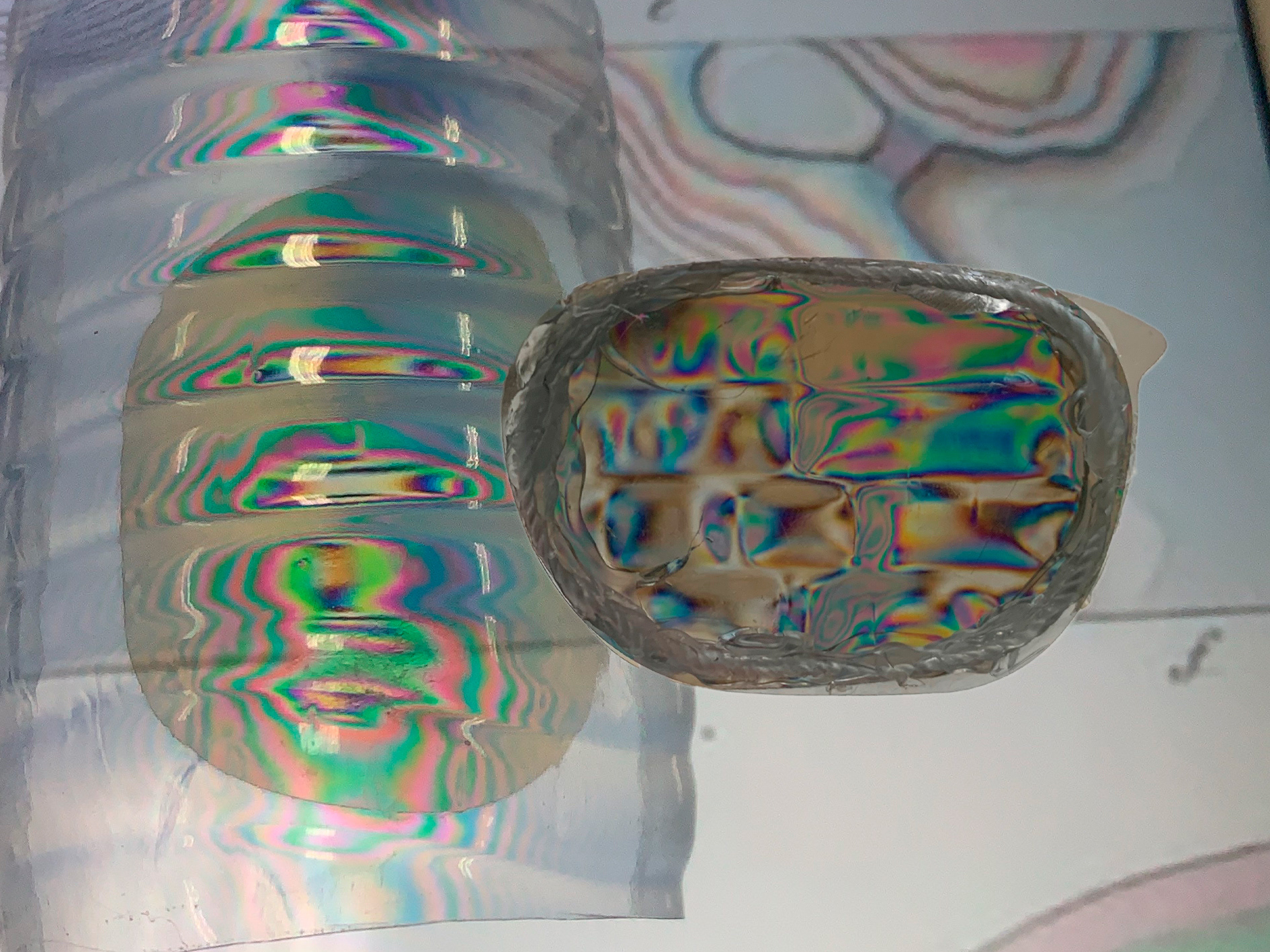 maquete feita com filtro polarizador e plástico tensionado (efeito de birrefringência)