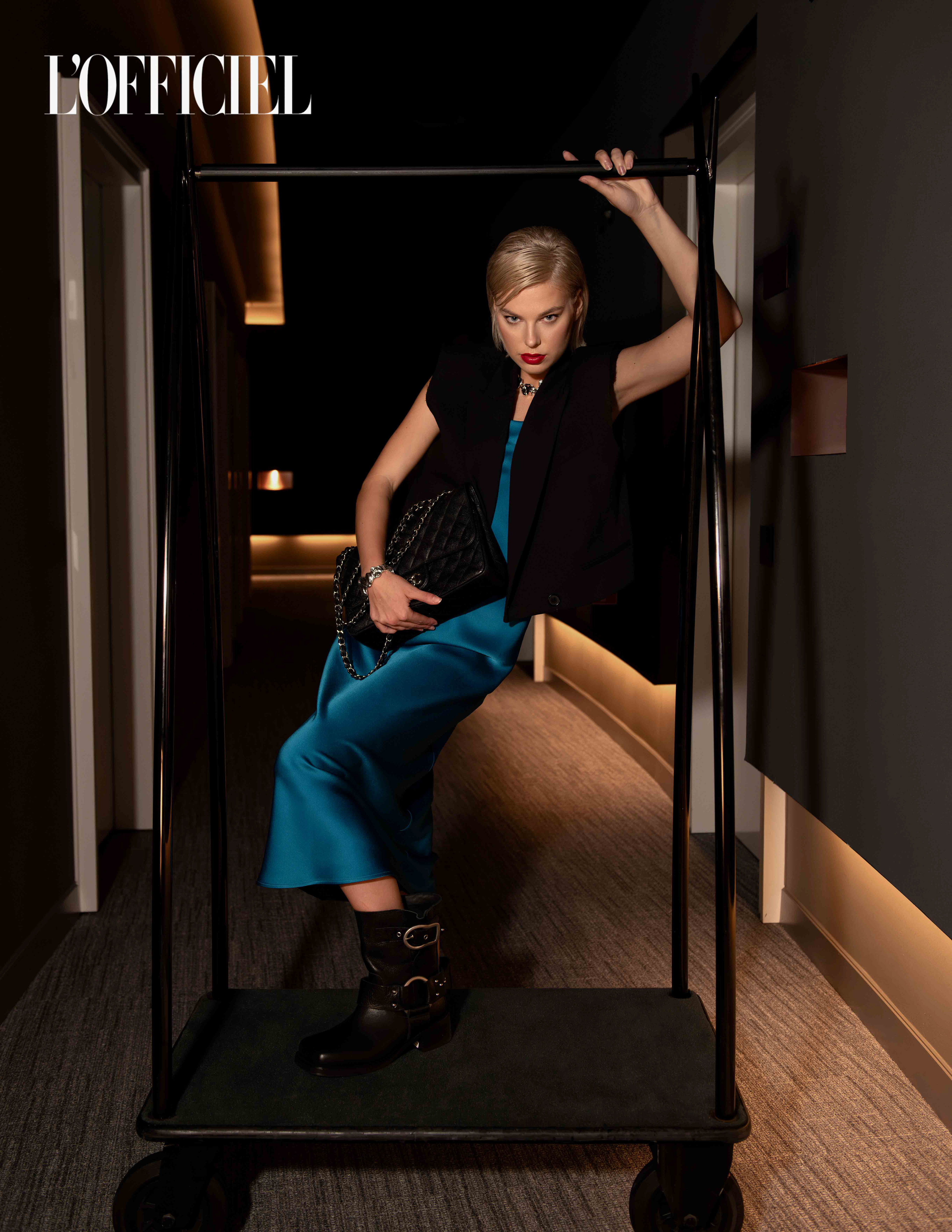 For L’Officiel @lofficielbrasil Art Director & Photographer: @elisabeth_aronis @by_aronis Video: @aronisfilms Model: @selmamayy Styling: @christopherkeyy_styling Make-up: @agnieszkaszeremeta.pl Location: @soberlin.das.stue