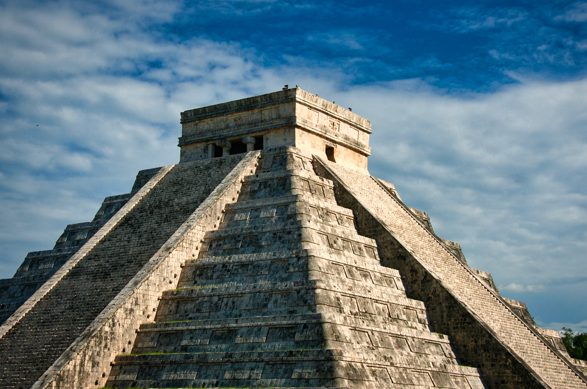 El Castillo sur le site archéologique de Chichén-Itzá dans le Yucatán au Mexique