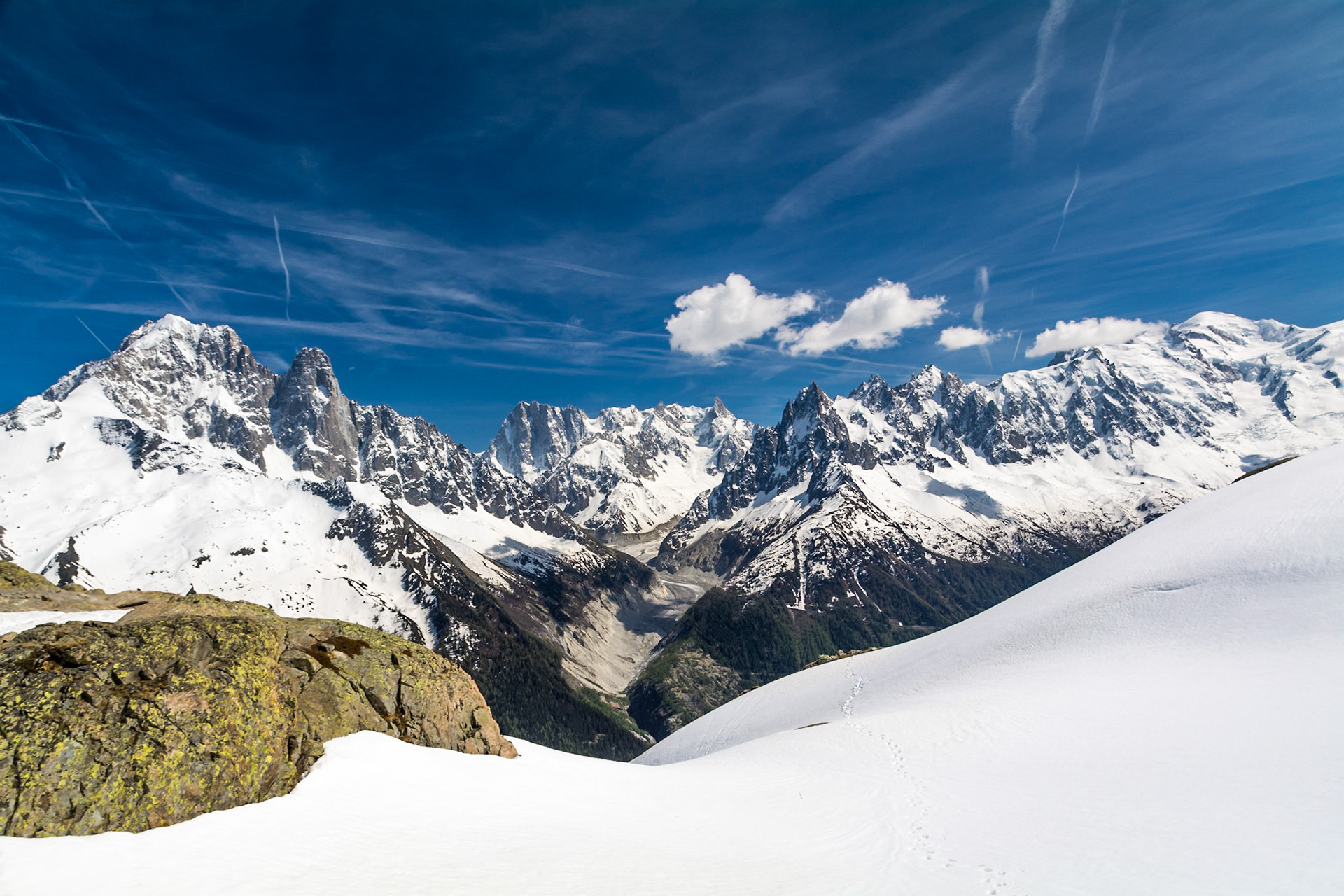 Vue sur le Mont-Blanc et la mer de Glace  depuis le lac blanc, en France