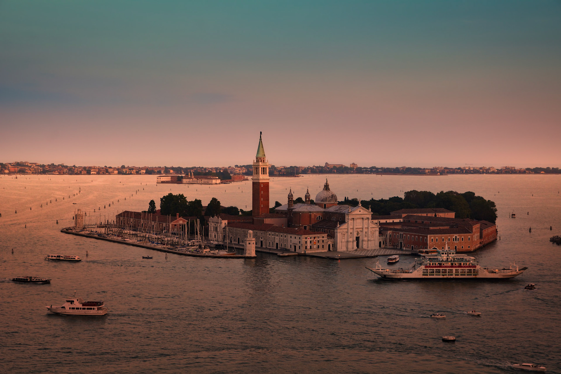 Tombée de la nuit sur la lagune de Venise et l'île de San Giorgio de Maggiore, Italie