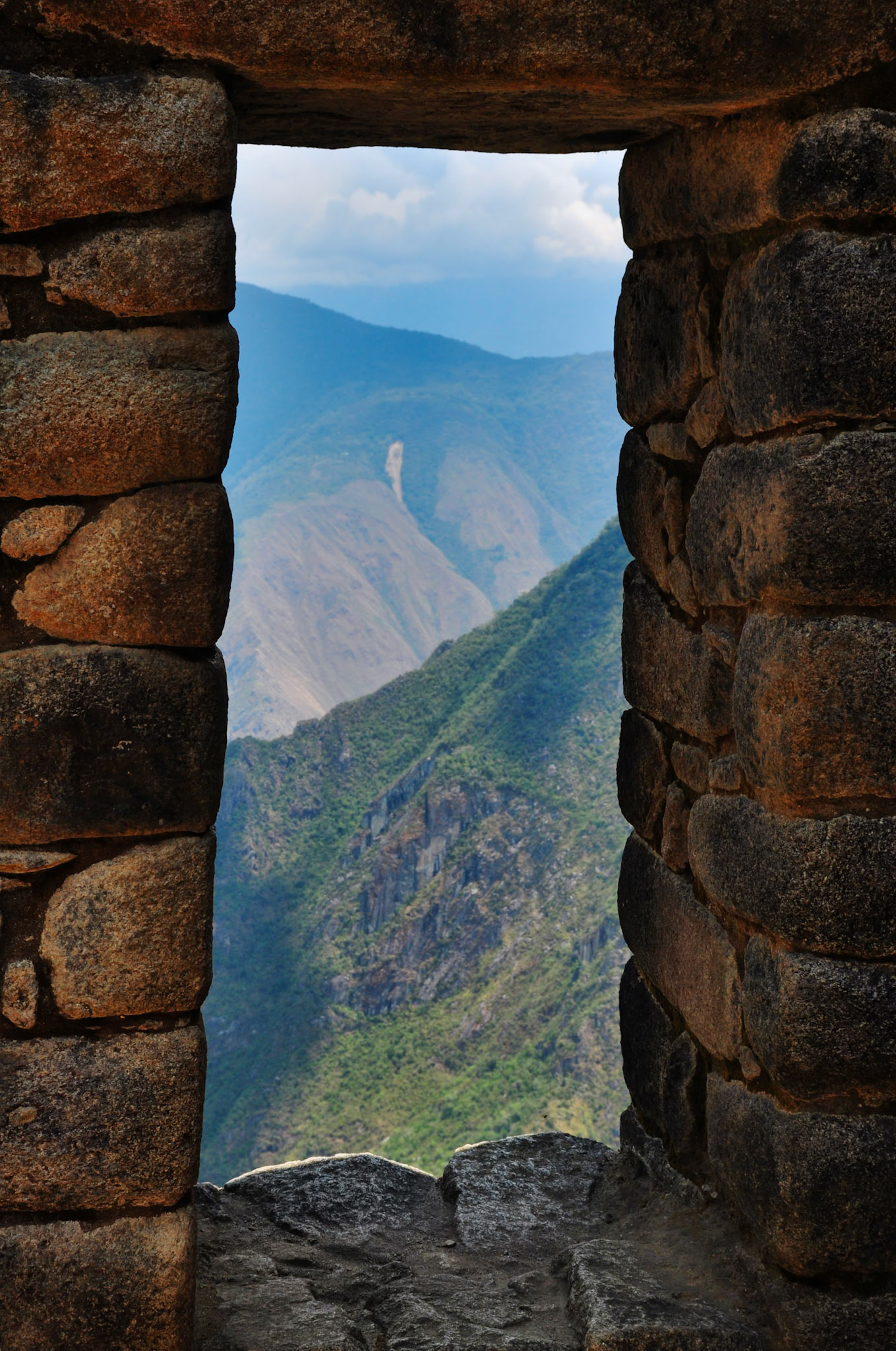 Fenêtre en pierre dans la cité inca de Machu Picchu, Pérou