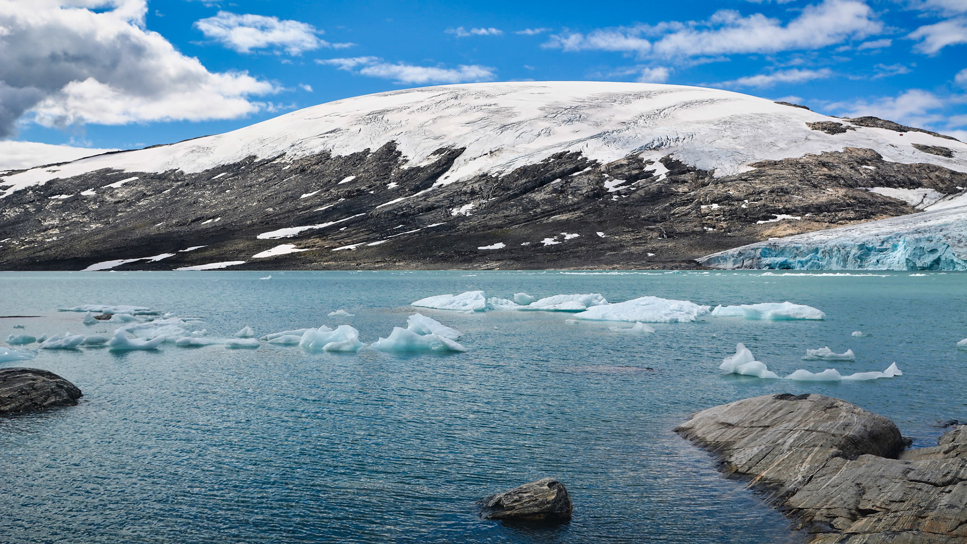 Le glacier d'Austdalsbreen et le lac de Styggevatnet, Norvège