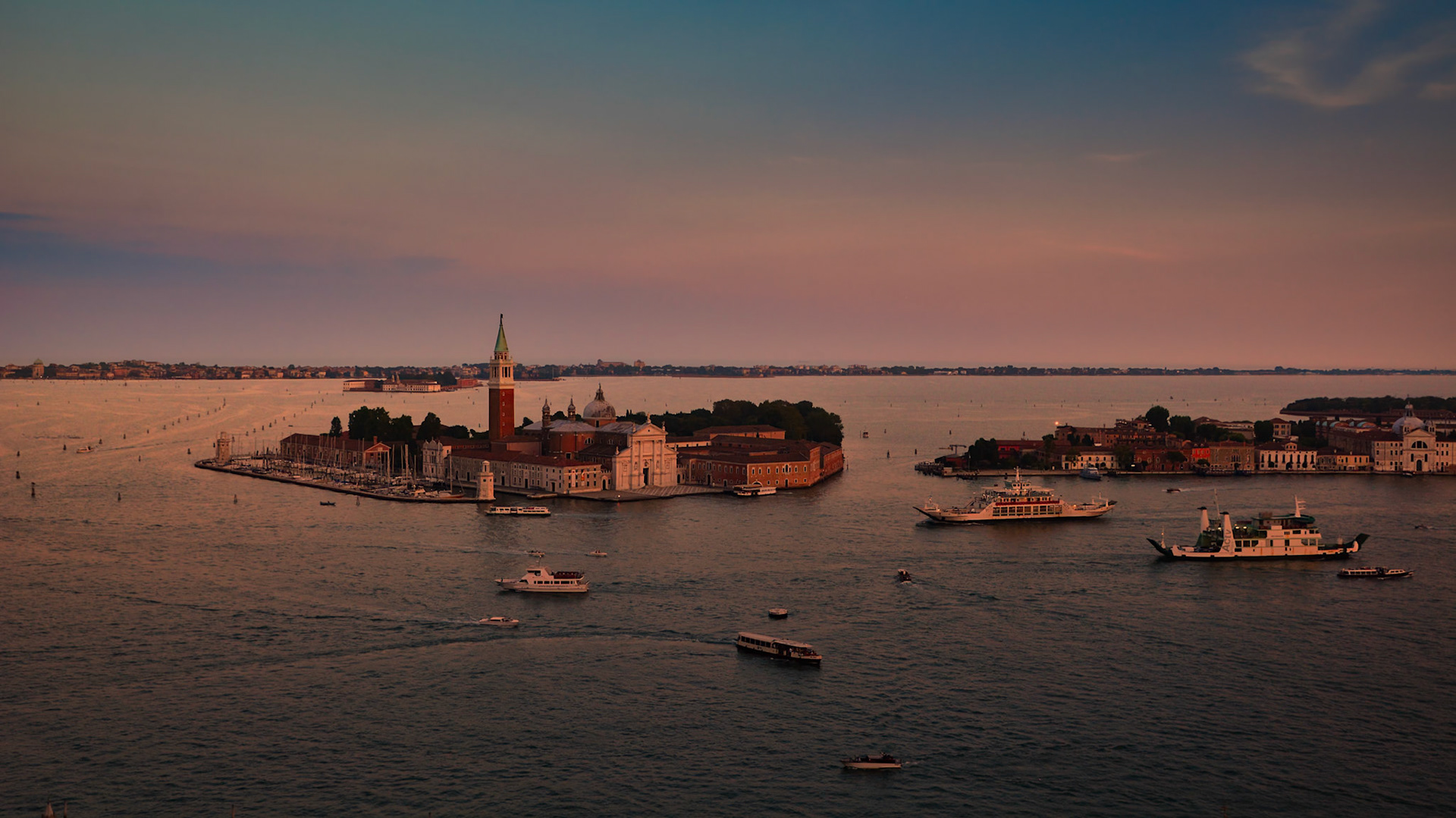 Tombée de la nuit sur la lagune de Venise et l'île de San Giorgio de Maggiore, Italie