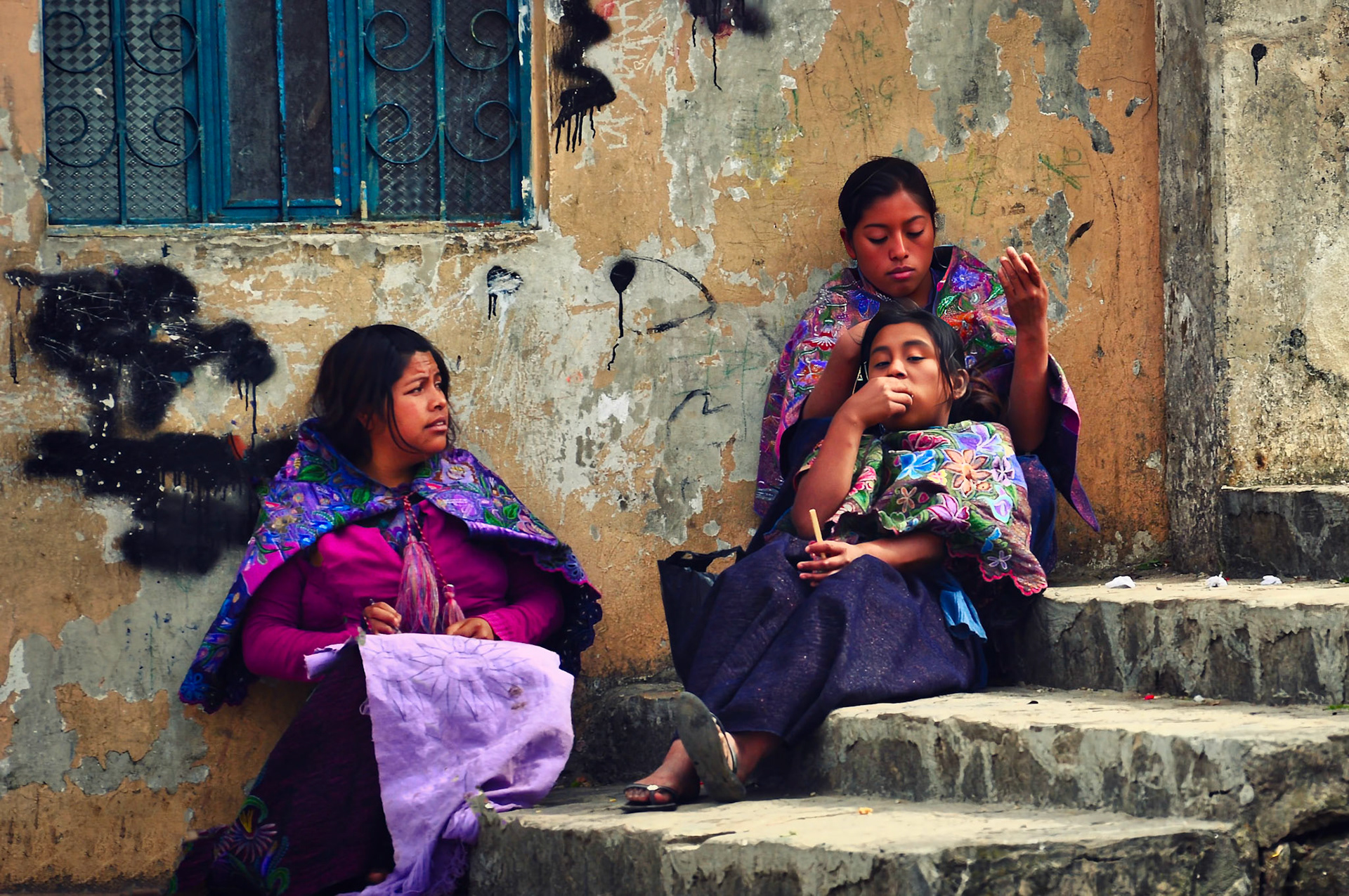 Jeunes filles Tzotzils posées dans un escalier à San Juan Chamula au Chiapas, Mexique