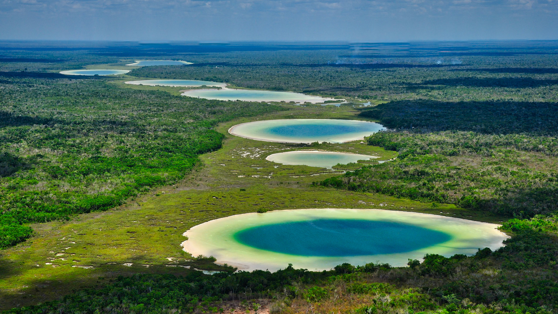 Les lagunes de Síijil Noh Ha au centre de la réserve Much Kanan Ka'ax à Felipe Carrillo Puerto, Quintana Roo, Mexique
