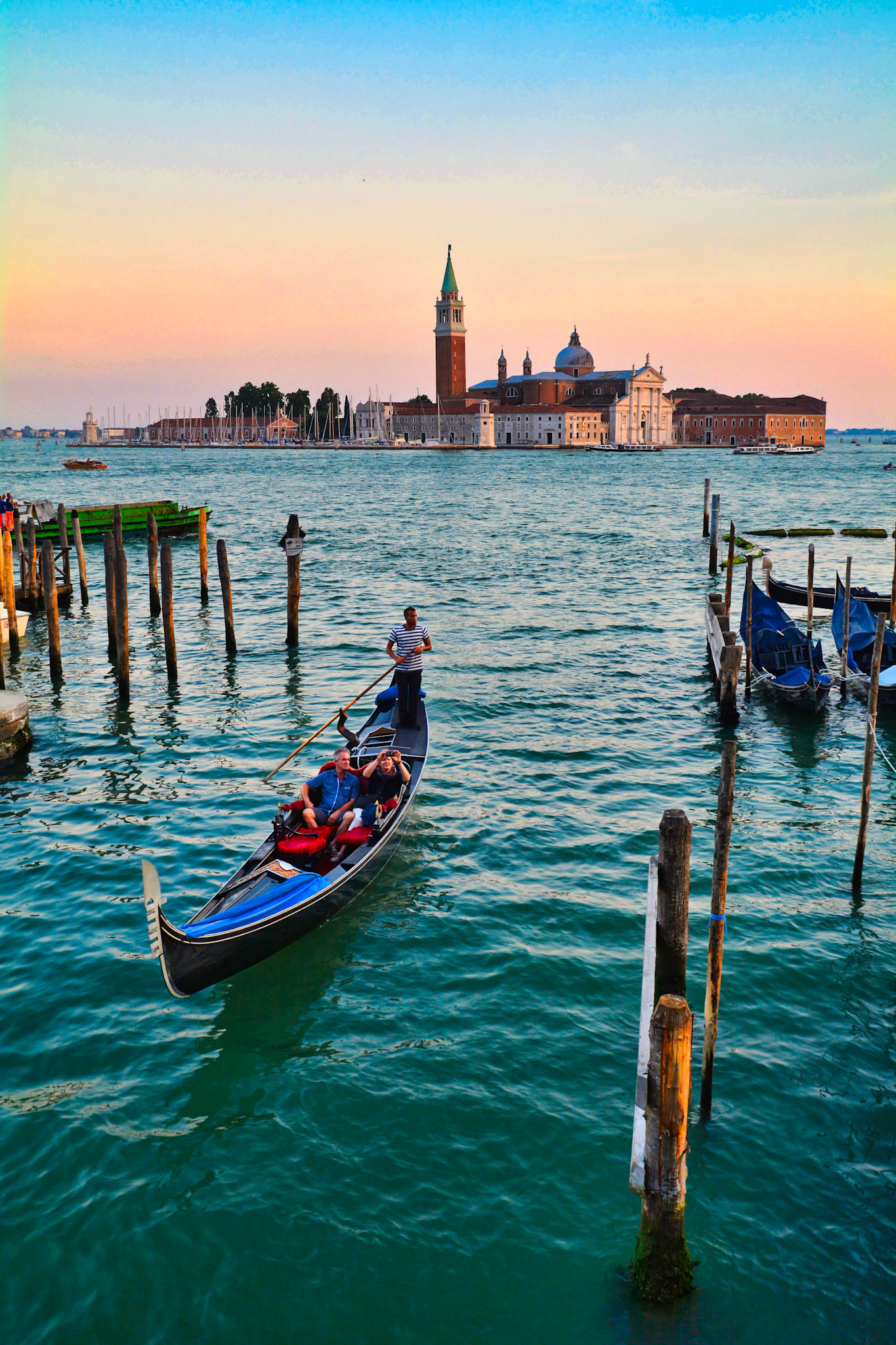 Gondole revenant de l'Île de San Giogio Maggiore, Venise, Italie © Jonathan Guyot