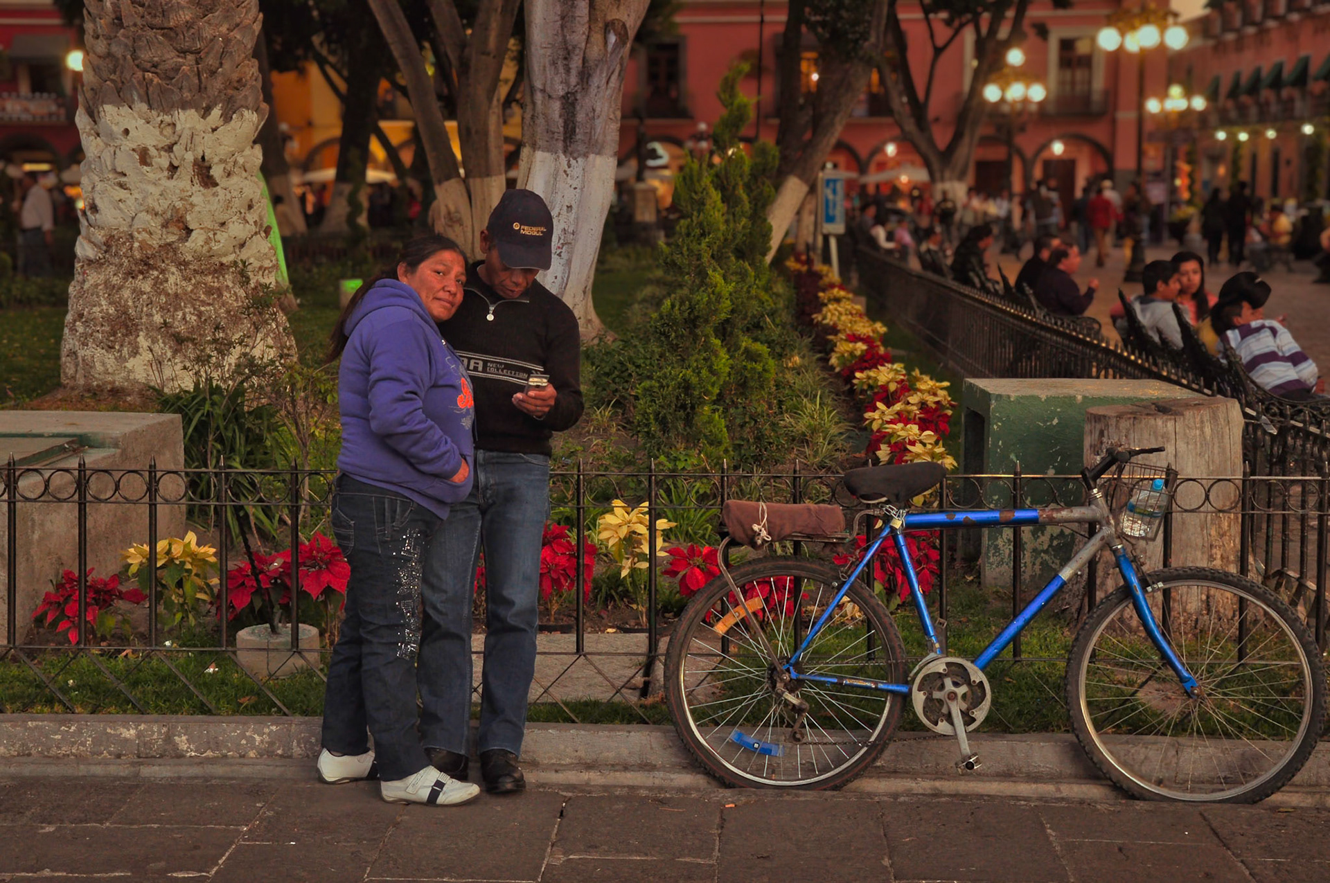Couple sur le Zocalo de Puebla, Mexique