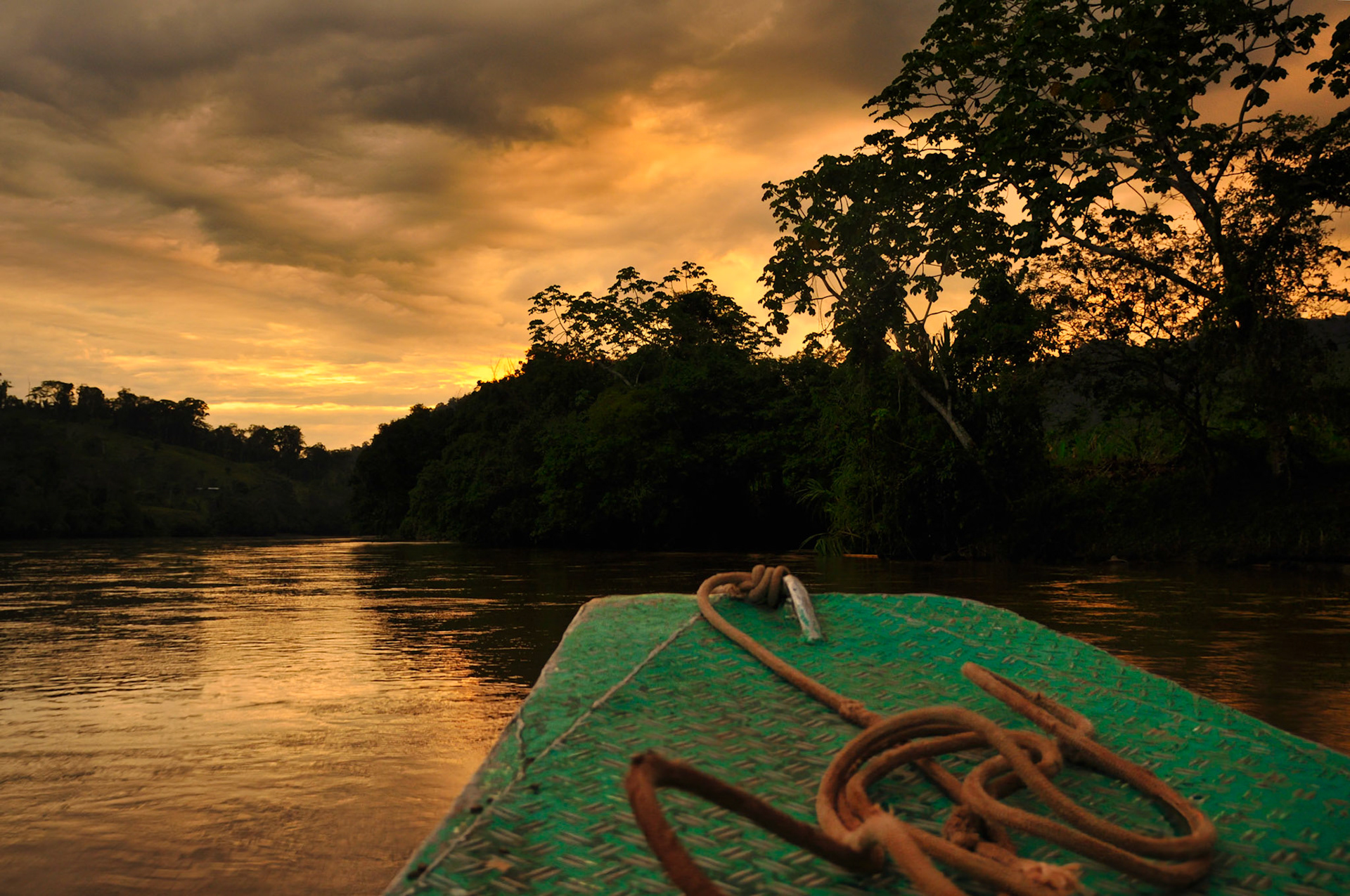 Coucher de soleil sur la forêt tropicale, San Martín, Pérou de soleil sur la rivière du Huayabamba, San Martín, Pérou de soleil sur la rivière du Huayabamba, San Martín, Pérou