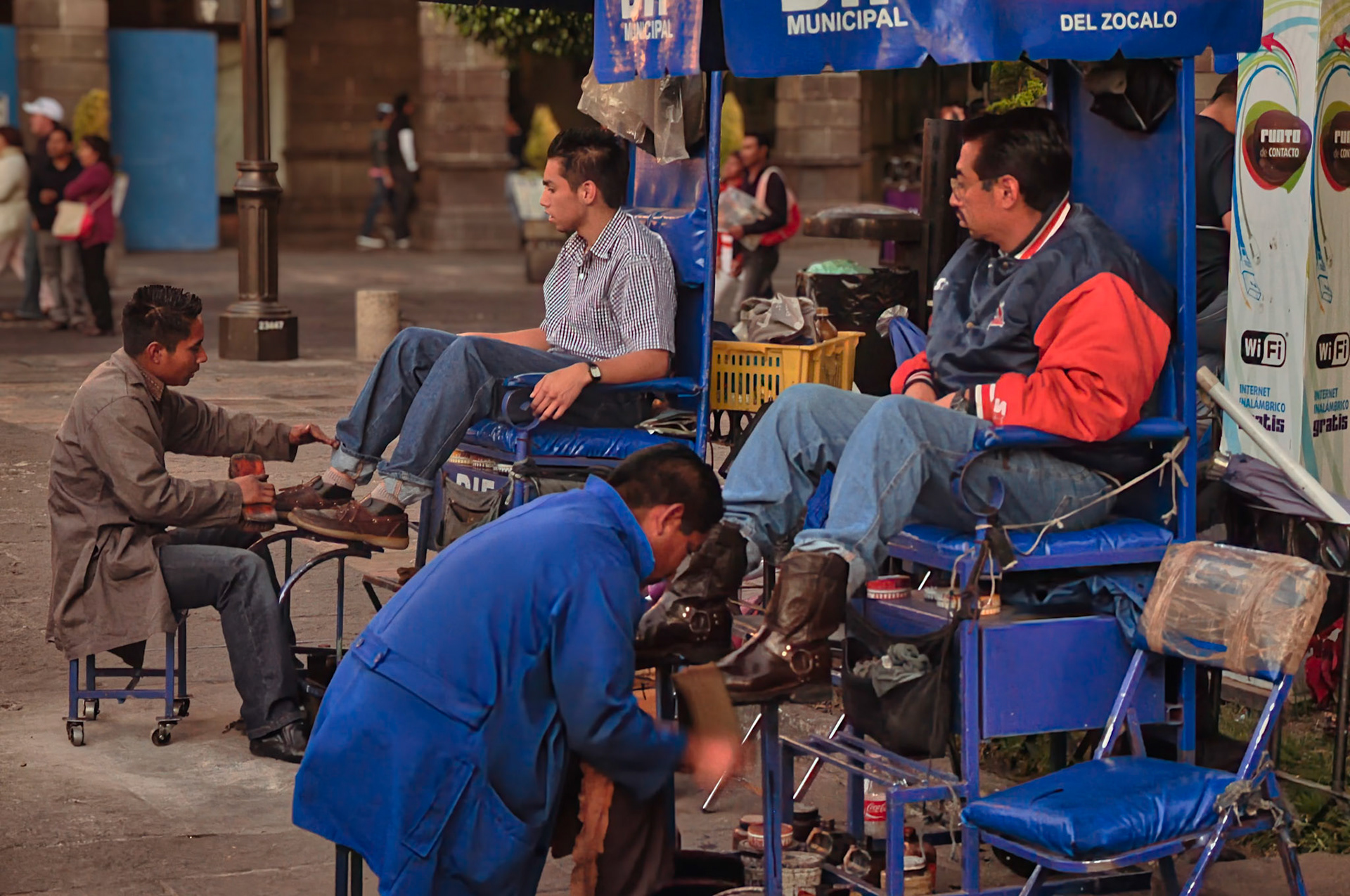 Cireurs de chaussures sur le Zocalo de Puebla, Mexique