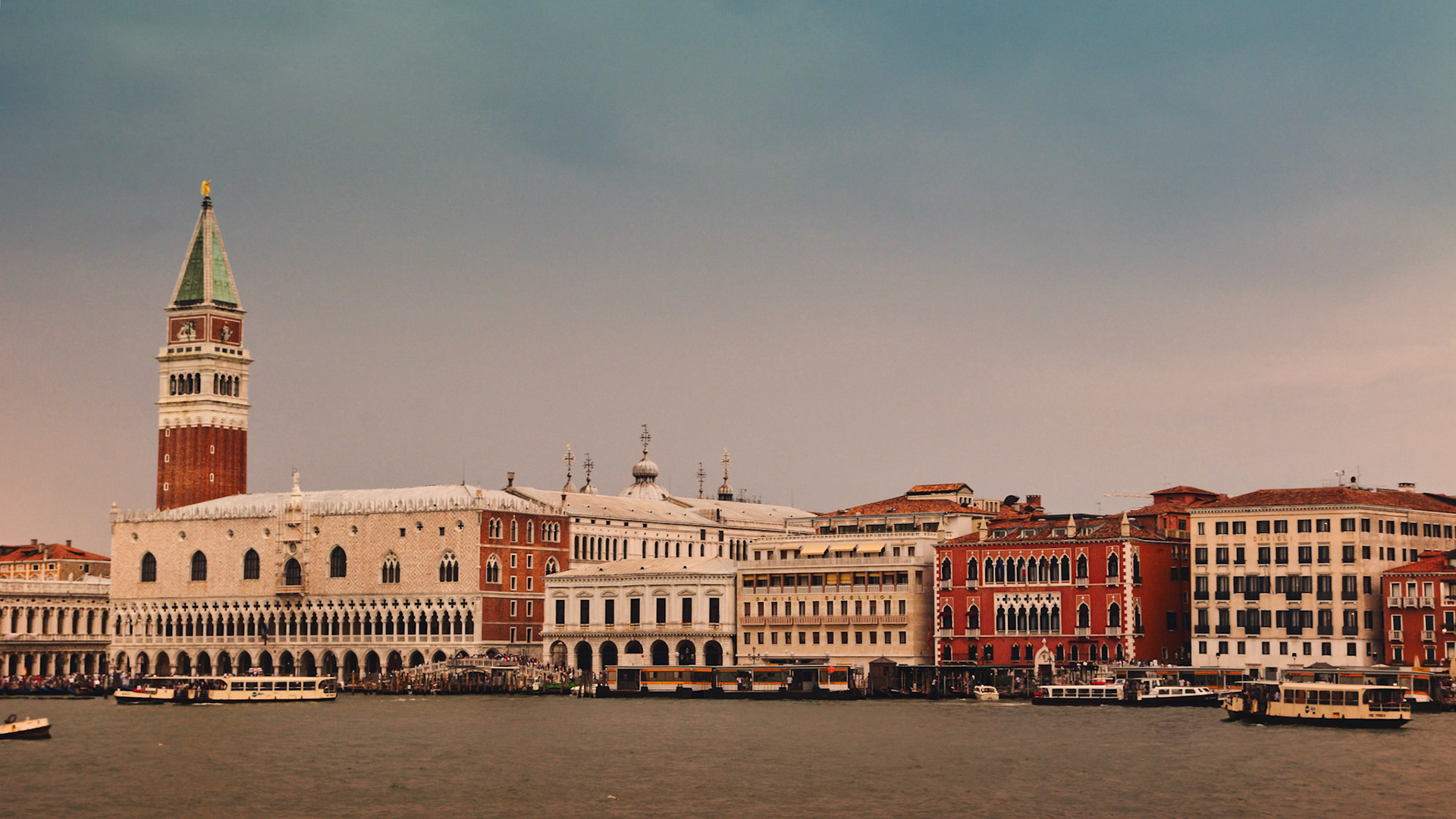 Campanile de Saint-Marc depuis la lagune de Venise, Italie