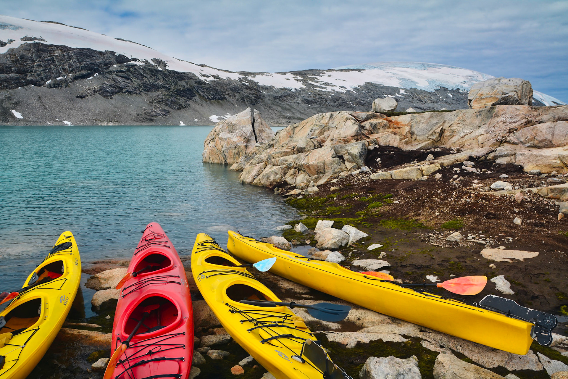 Kayak pour naviguer sur le lac glacière de Styggevatnet, Norvège