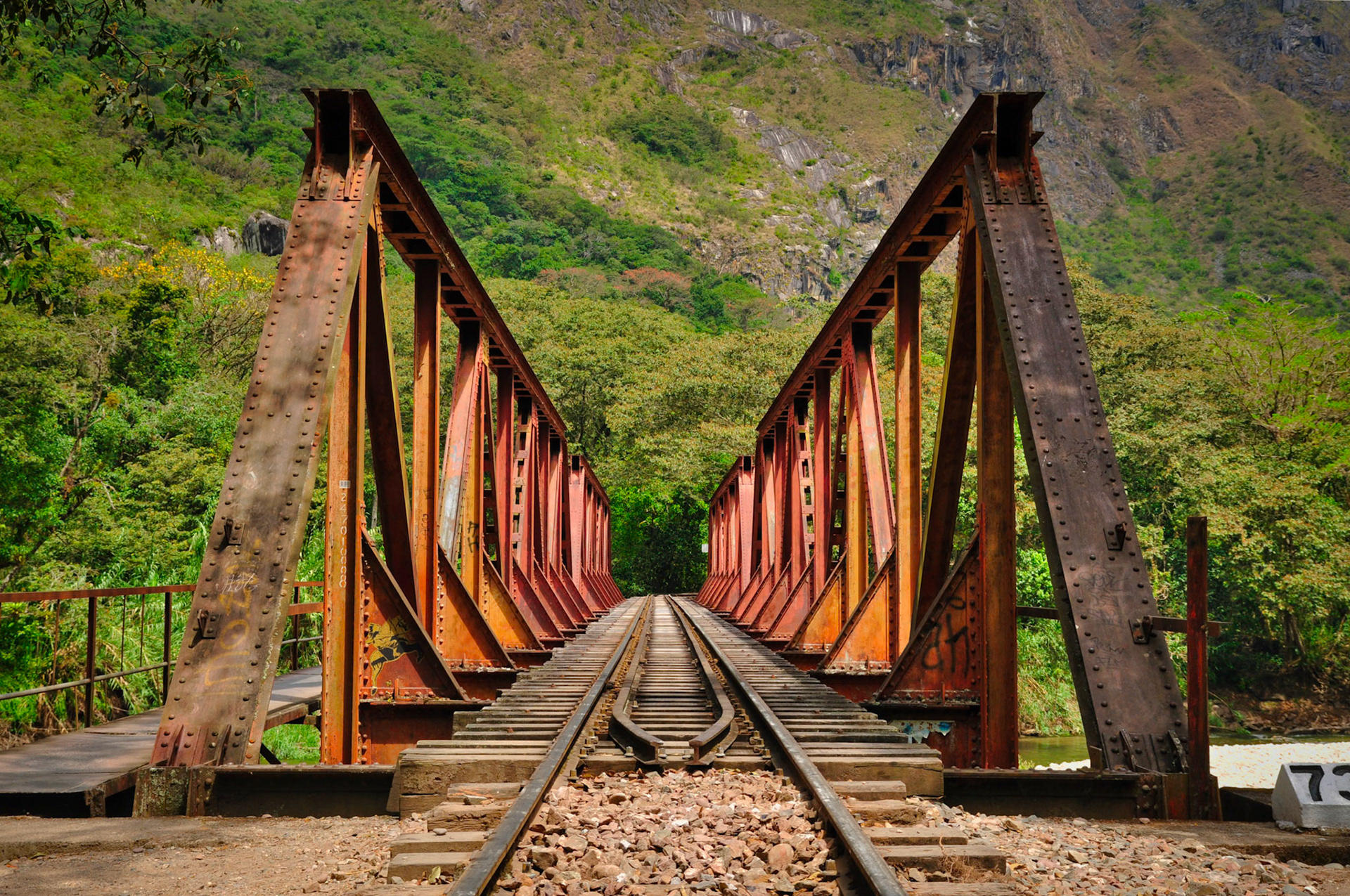 Pont ferrovière traversant la rivière Urubamba, Pérou