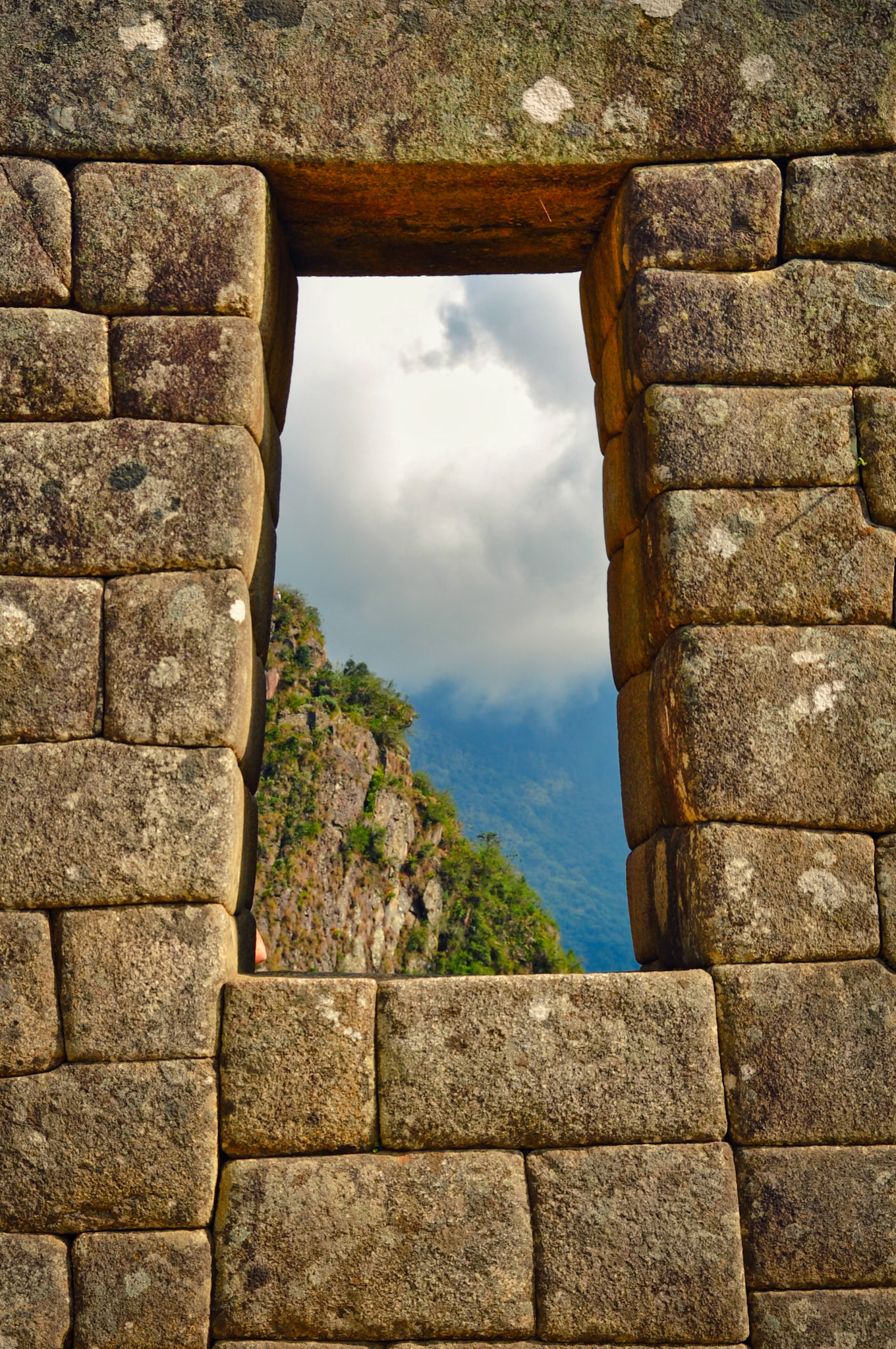 Fenêtre en pierre dans la cité inca de Machu Picchu, Pérou