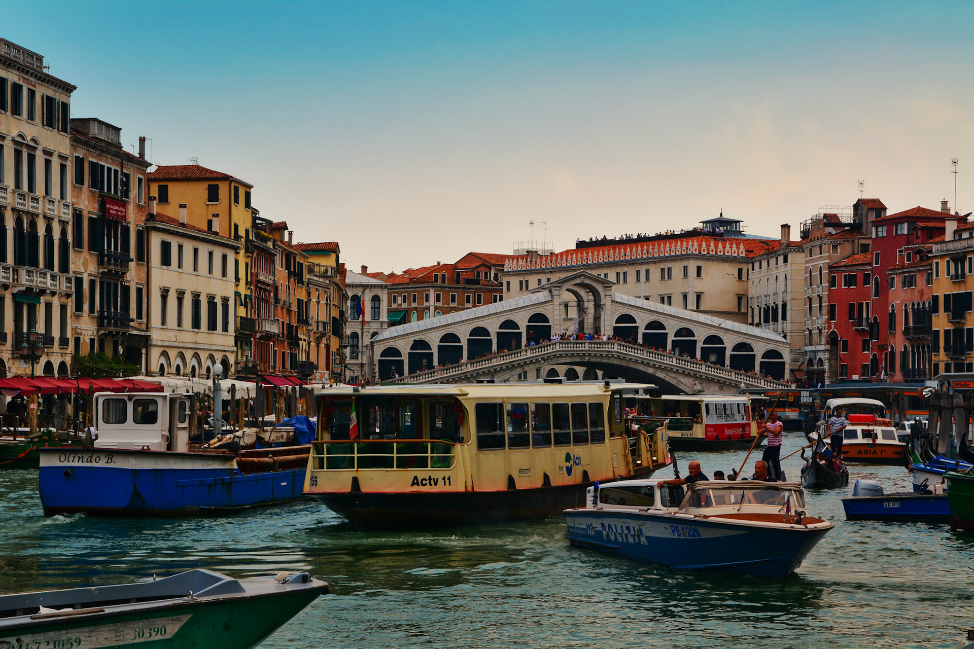 Navigation intense sur le Grand Canal de Venise près du Pont du Rialto, Italie