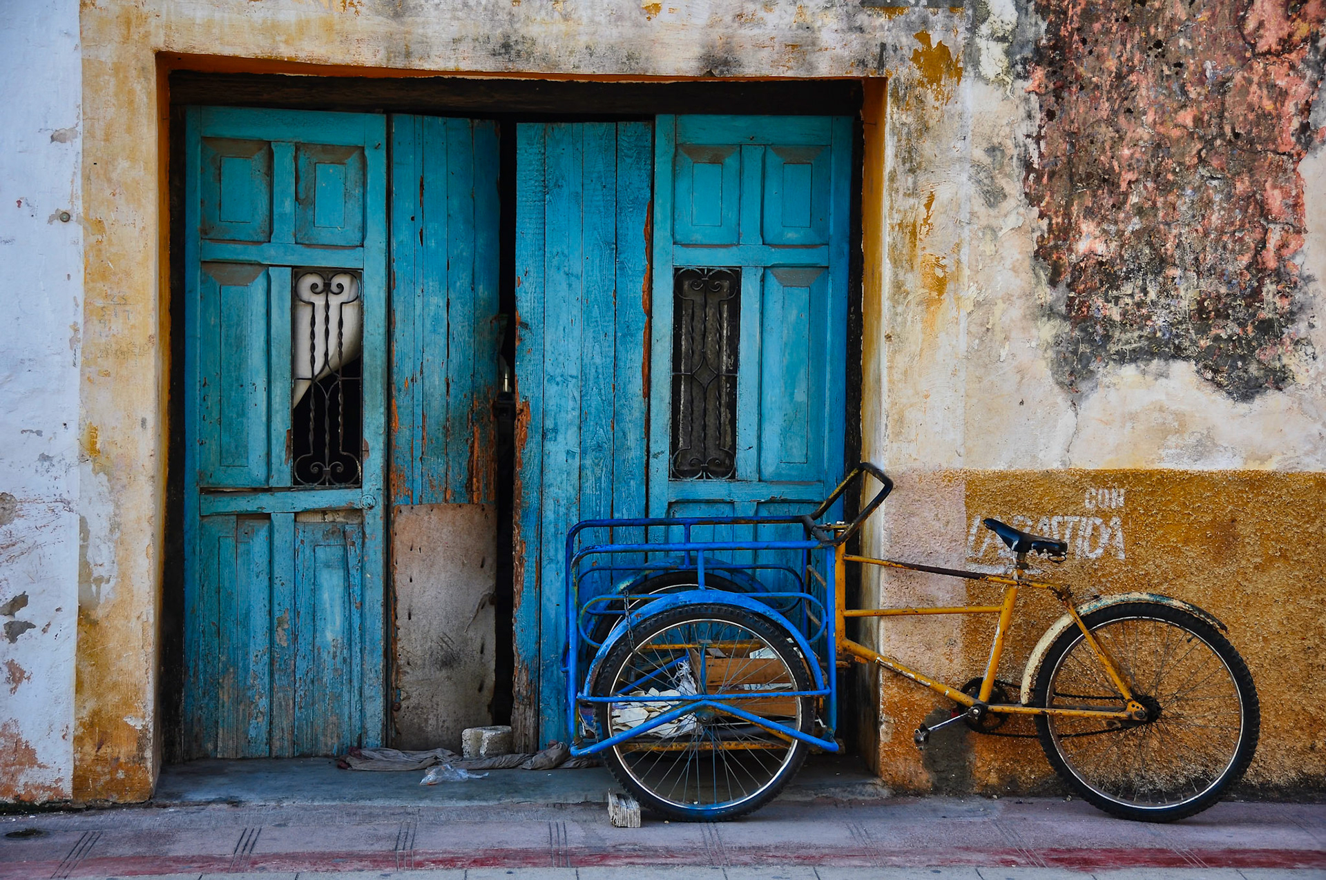 Tricycle Bleu dans une rue de Valladolid, dans le Yucatán au Mexique