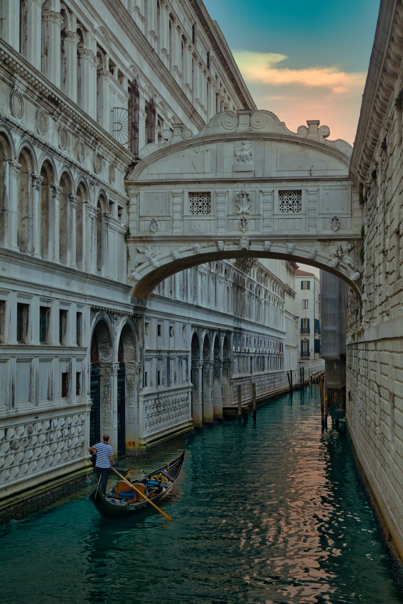 Gondole dans le canal du Ponts des Soupirs, à Venise, Italie