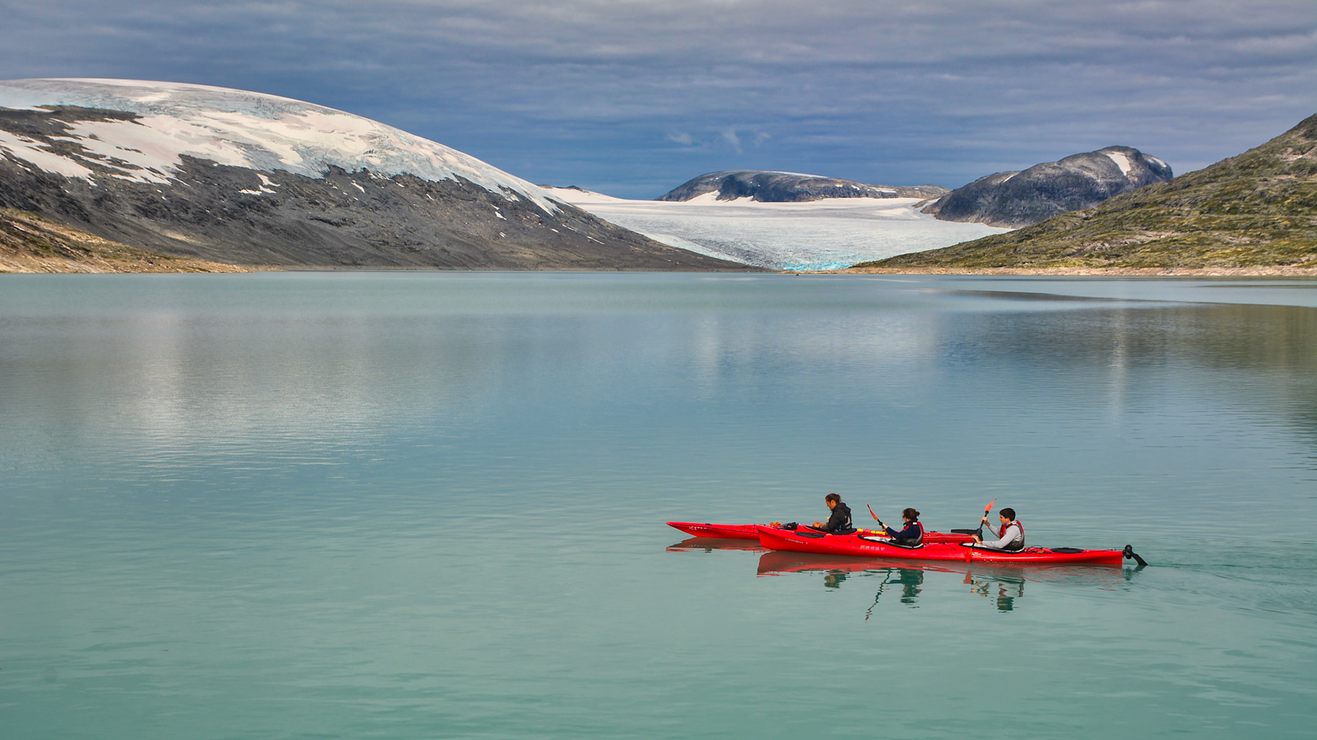 Kayak sur le lac glacière de Styggevatnet, Norvège