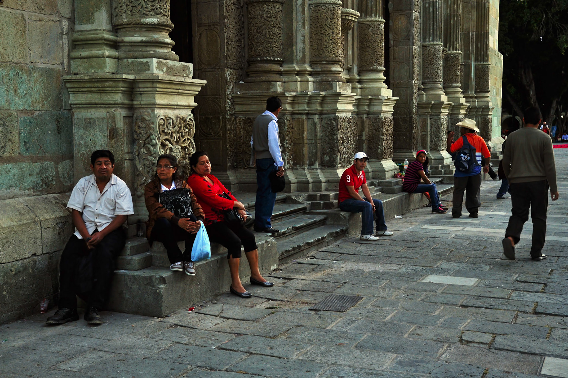 Passants assis devant la Cathédrale métropolitaine de Oaxaca Nuestra Señora de la Asunción