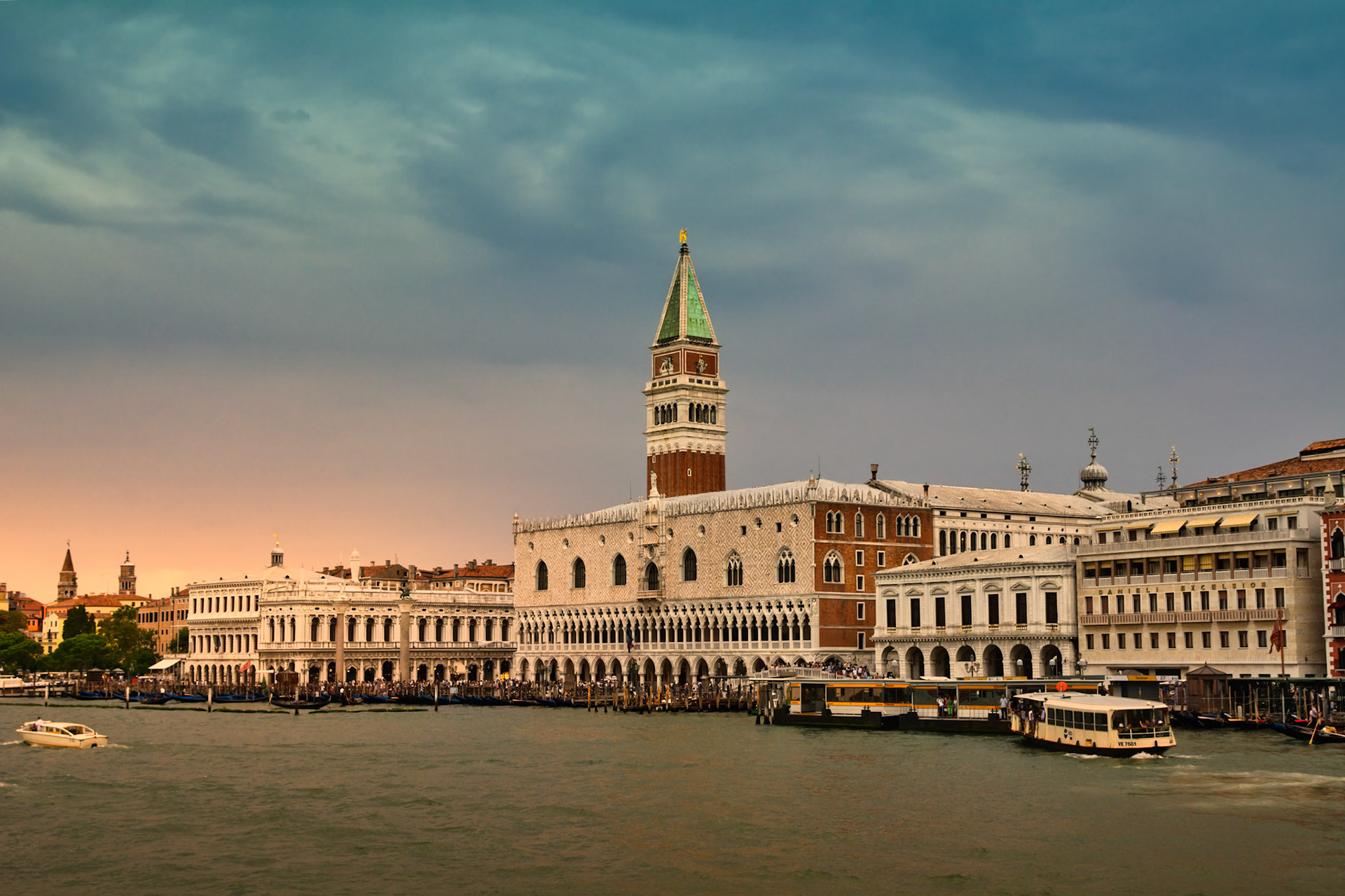 Campanile de Saint-Marc depuis la lagune de Venise, Italie