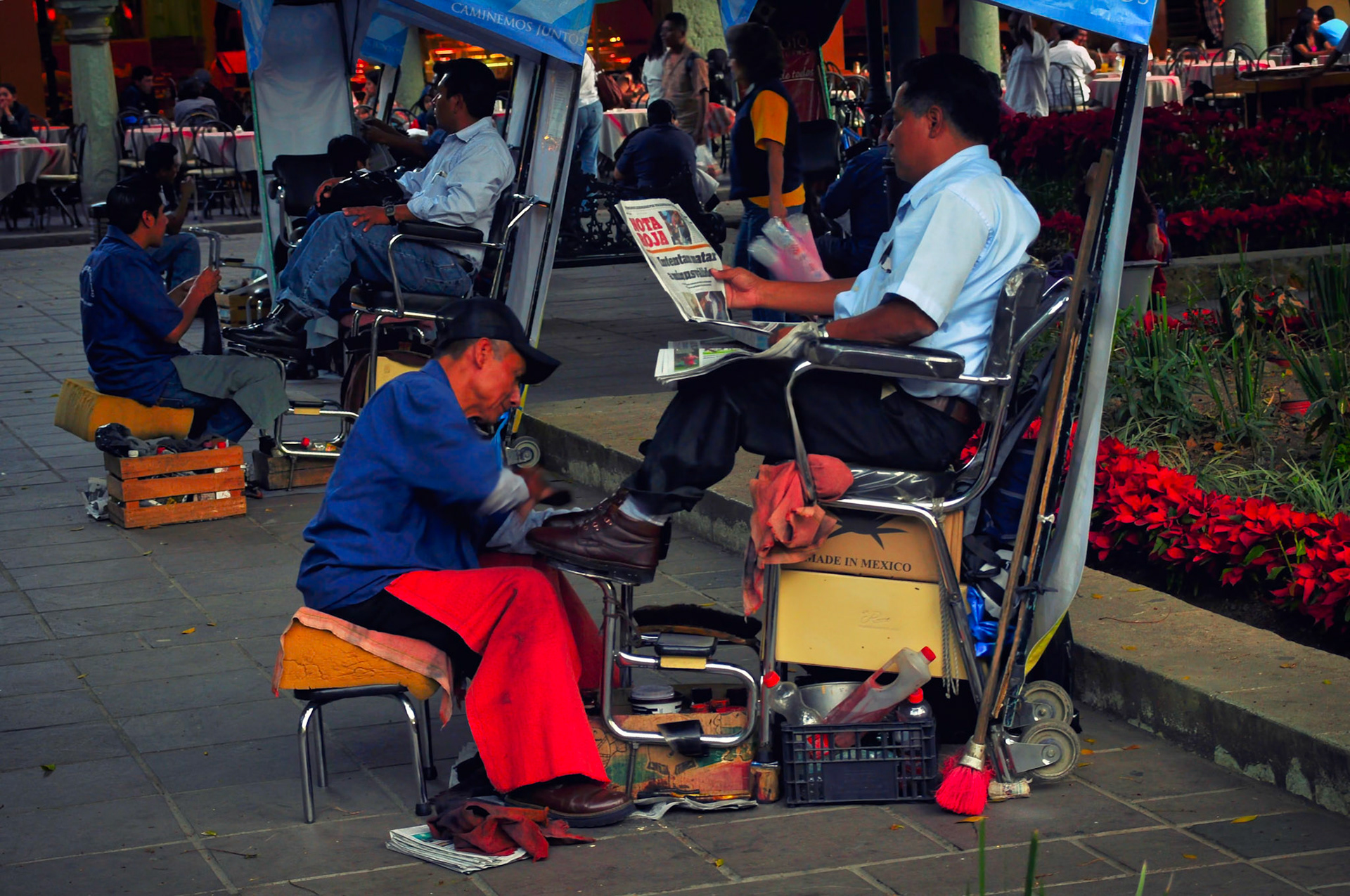 Cireur de chaussures sur la place du Zócalo de Oaxaca de Juárez au Mexique