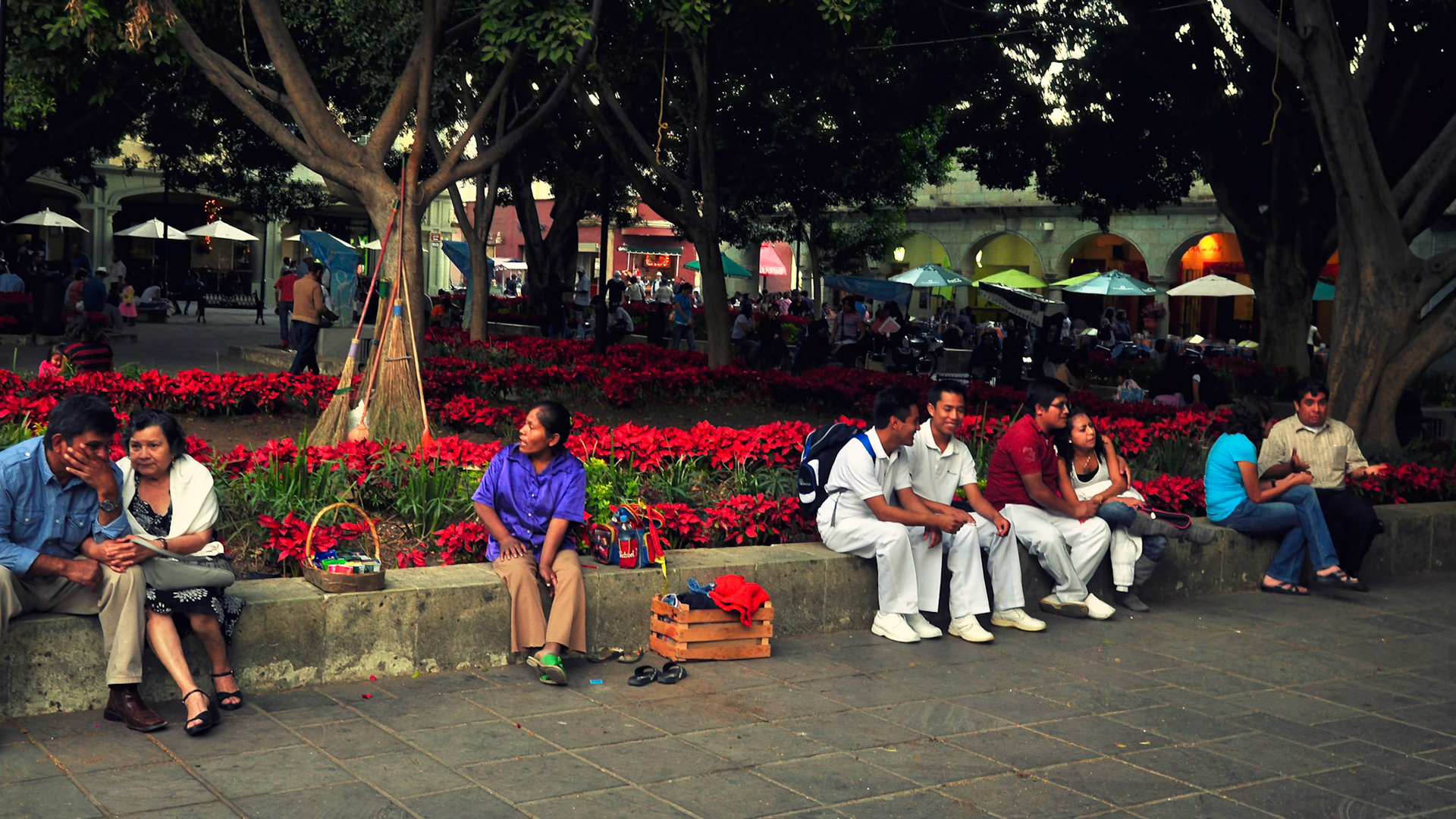 Personnes assises sur la place du Zócalo de Oaxaca de Juárez au Mexique