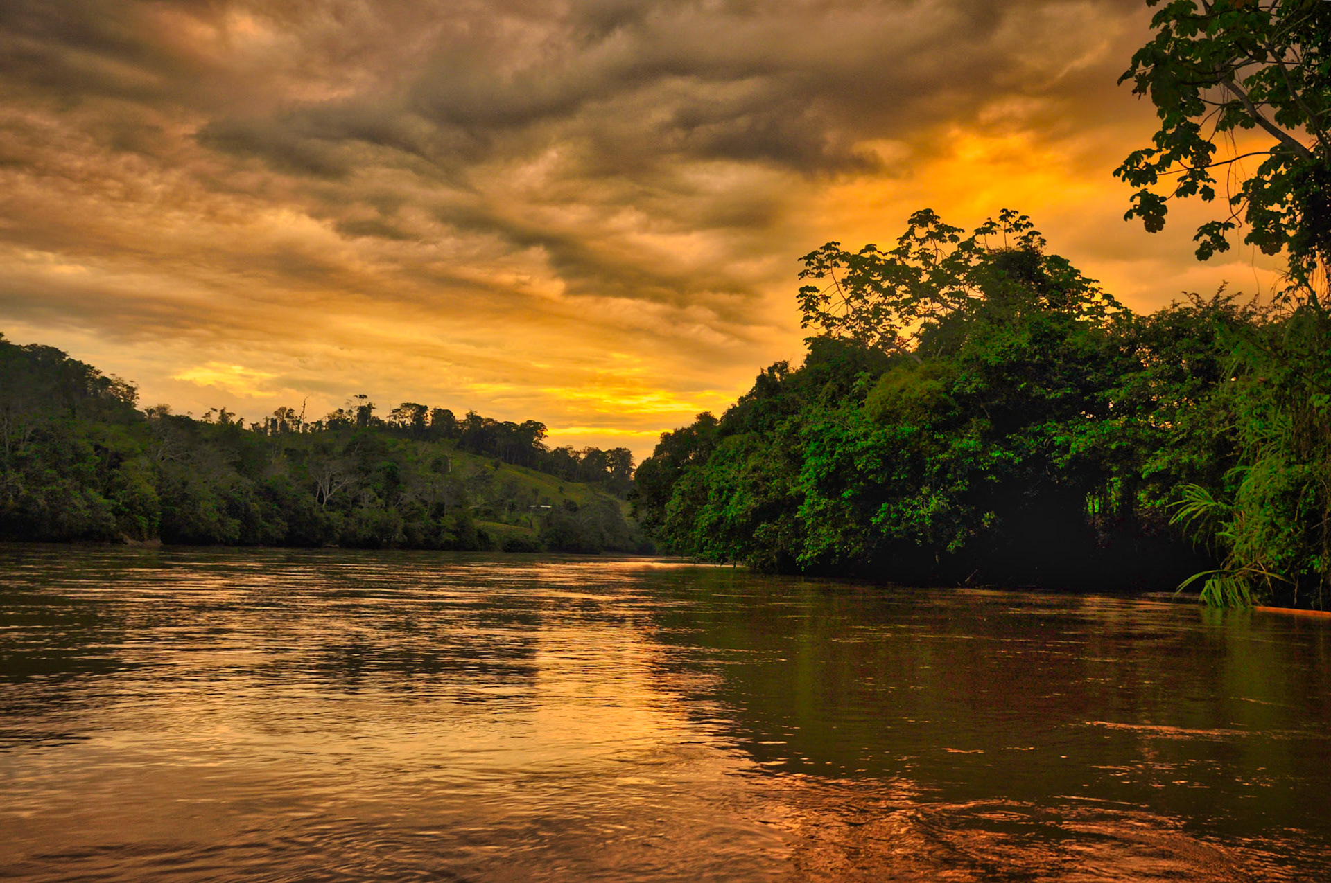 Coucher de soleil sur la forêt tropicale, San Martín, Pérou de soleil sur la rivière du Huayabamba, San Martín, Pérou