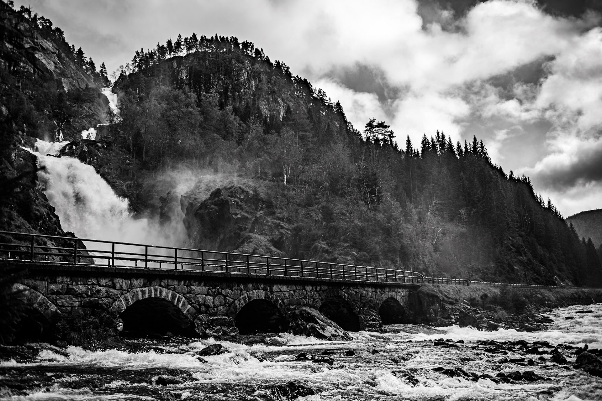 På vei hjem, tok vi et stopp ved Låtefoss sammen med alle de japanske turistene som stod som fjetret på broen og tok bilder.