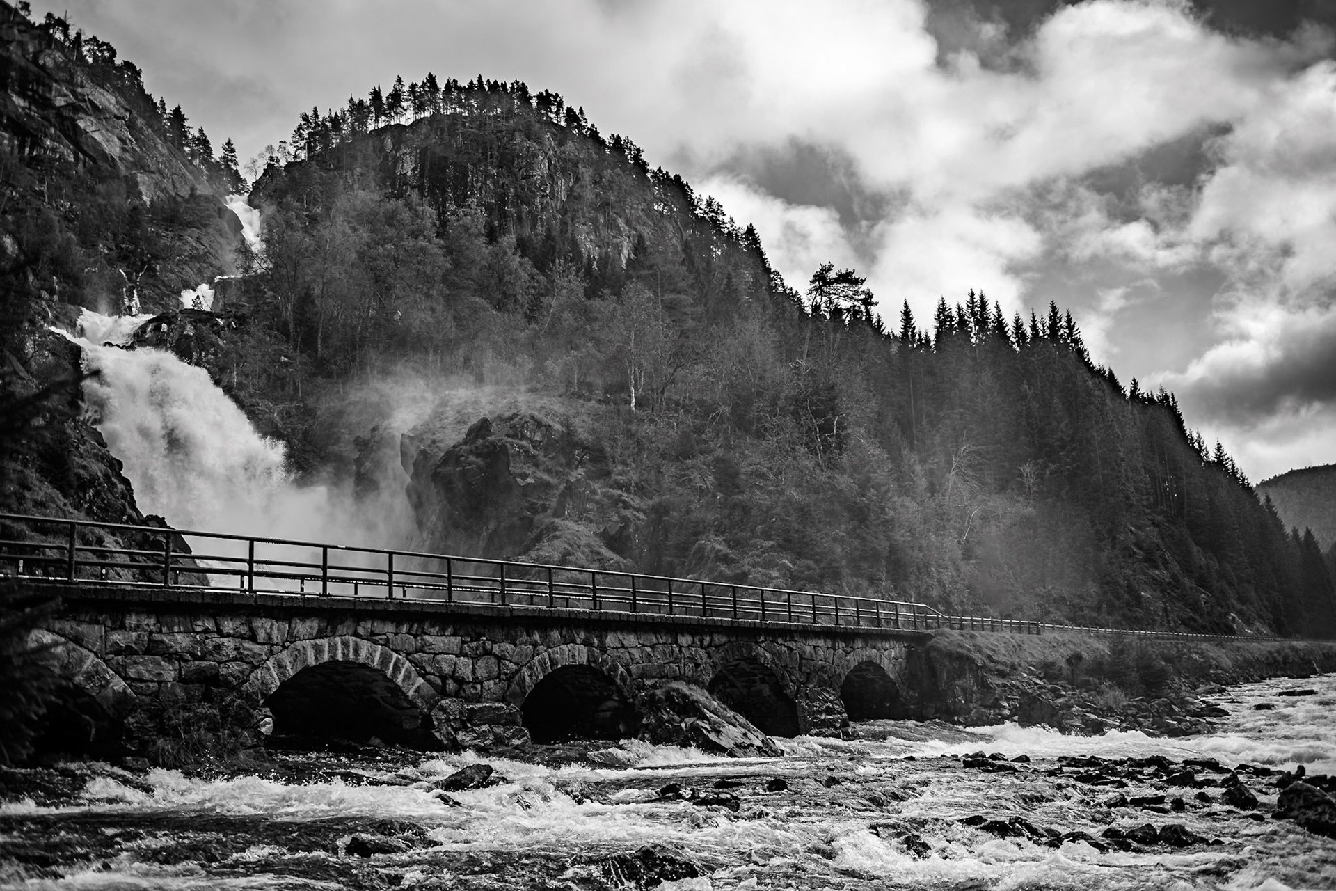 På vei hjem, tok vi et stopp ved Låtefoss sammen med alle de japanske turistene som stod som fjetret på broen og tok bilder.