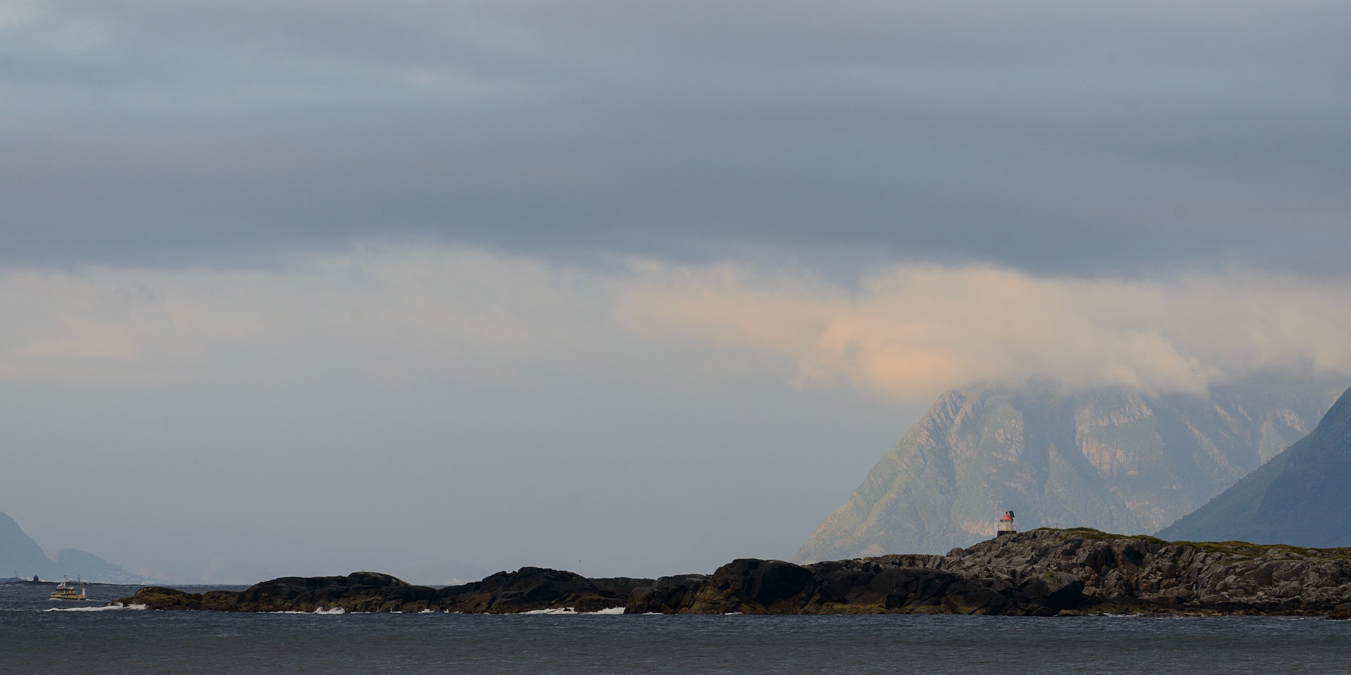 Sjark runder fyret ved Runde