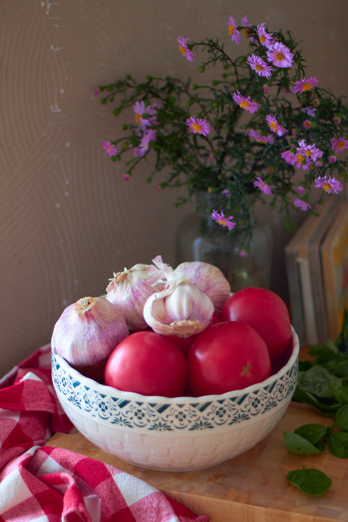 Tomatos and garlic light