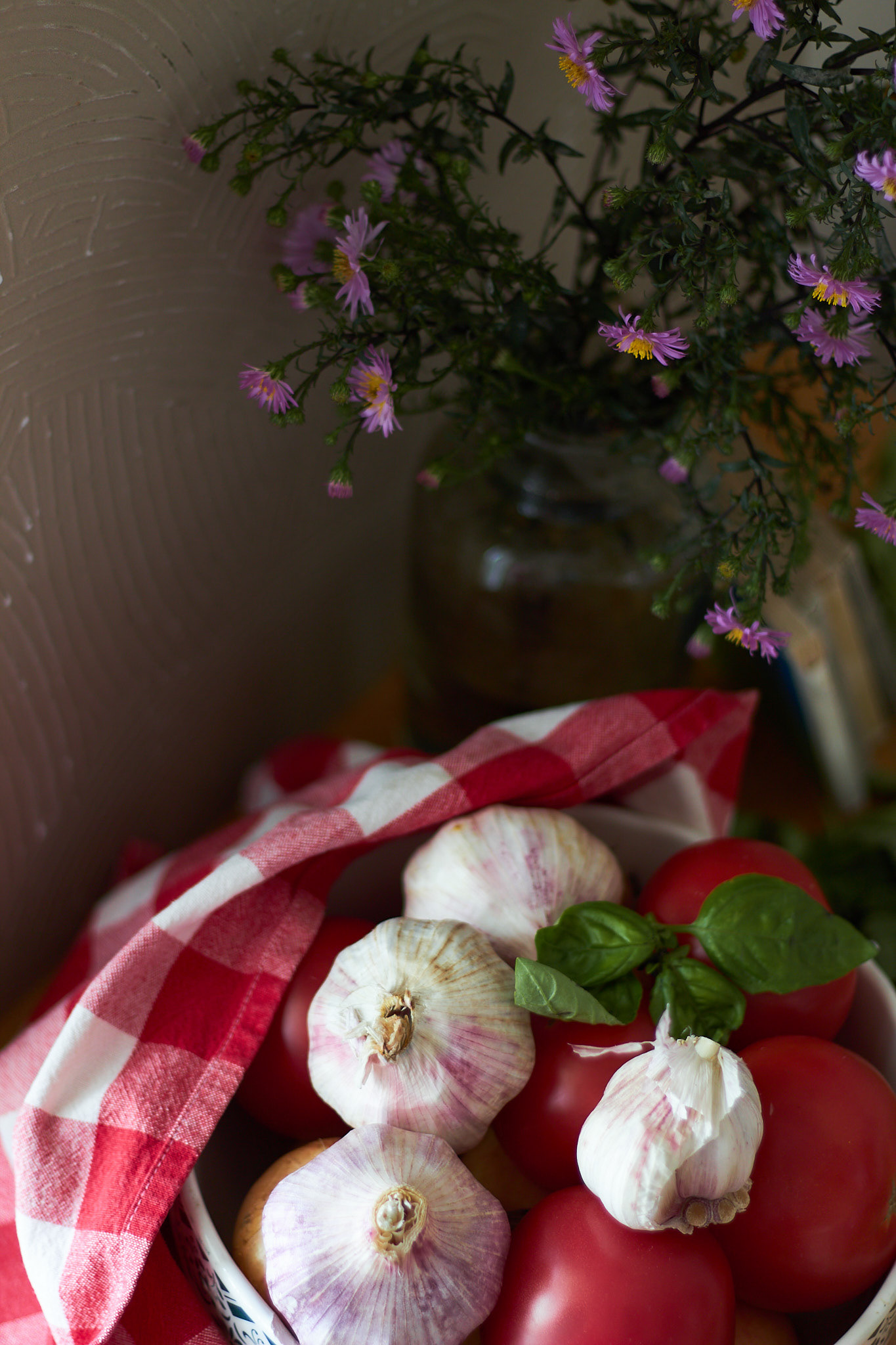 Tomatos and garlic dark
