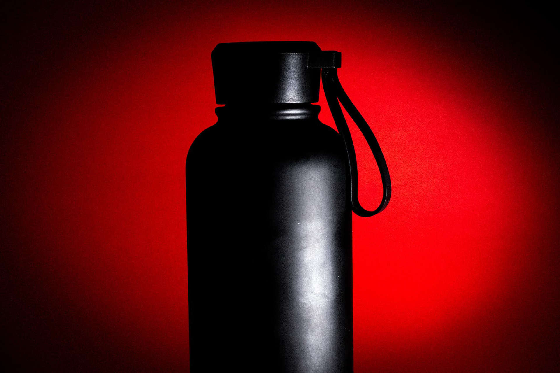 Dramatic water bottle for artificial light exercise.